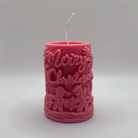 Die “Gingerbread Delight” Kerze in Pink bringt mit ihren süßen Lebkuchenfiguren und Schneeflocken eine fröhliche und festliche Atmosphäre in dein Zuhause. Handgefertigt aus Sojawachs.