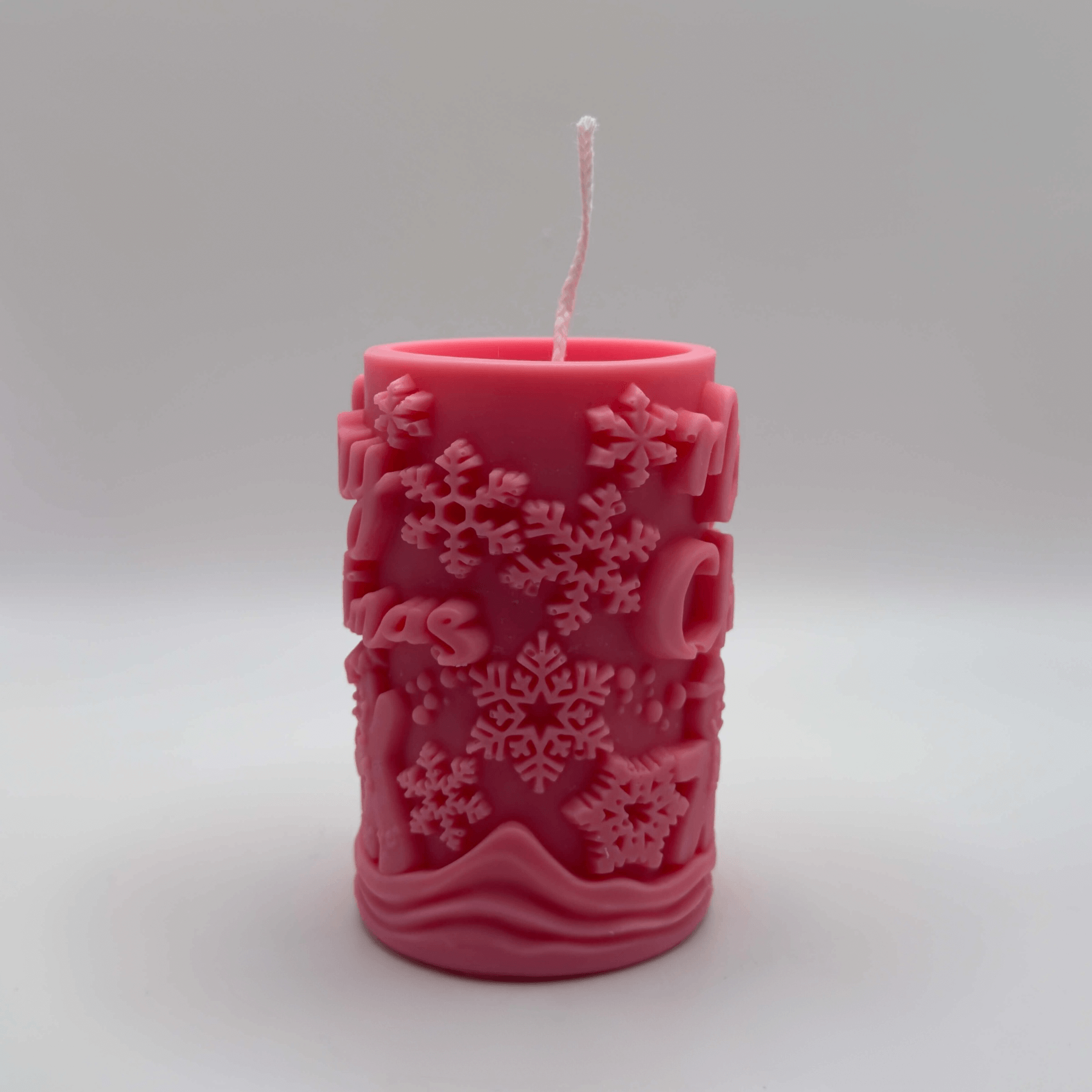 Die “Gingerbread Delight” Kerze in Pink kombiniert detailreiche Lebkuchenmotive und Schneeflocken mit einem warmen, festlichen Design. Handgefertigt und umweltfreundlich.