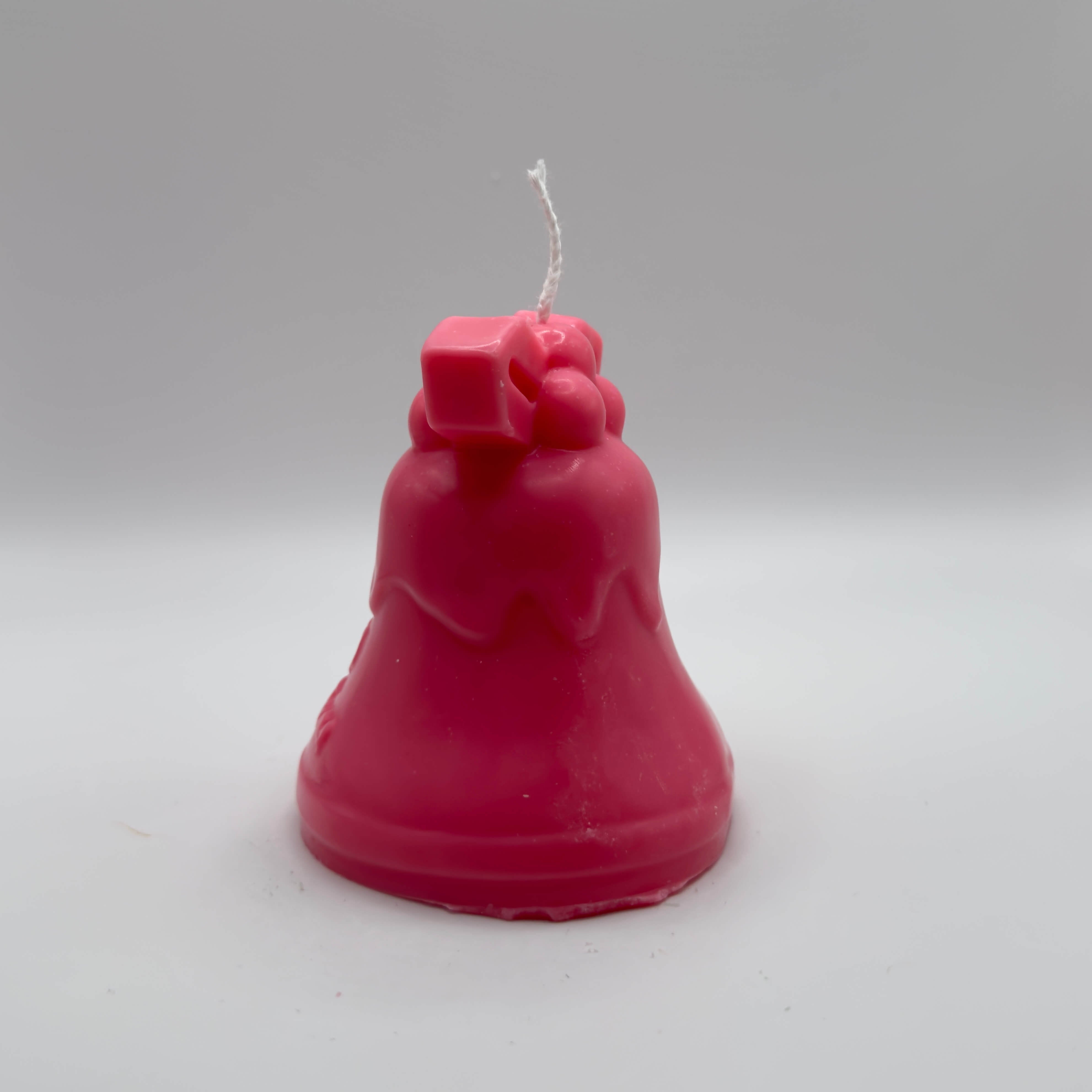 Pastellpinke „Mistletoe Bell“-Kerze, aus umweltfreundlichem Sojawachs gefertigt. Mit zarter Mistelzweig-Dekoration und weihnachtlichem Schriftzug bringt sie eine elegante Note in jede Weihnachtsdekoration.