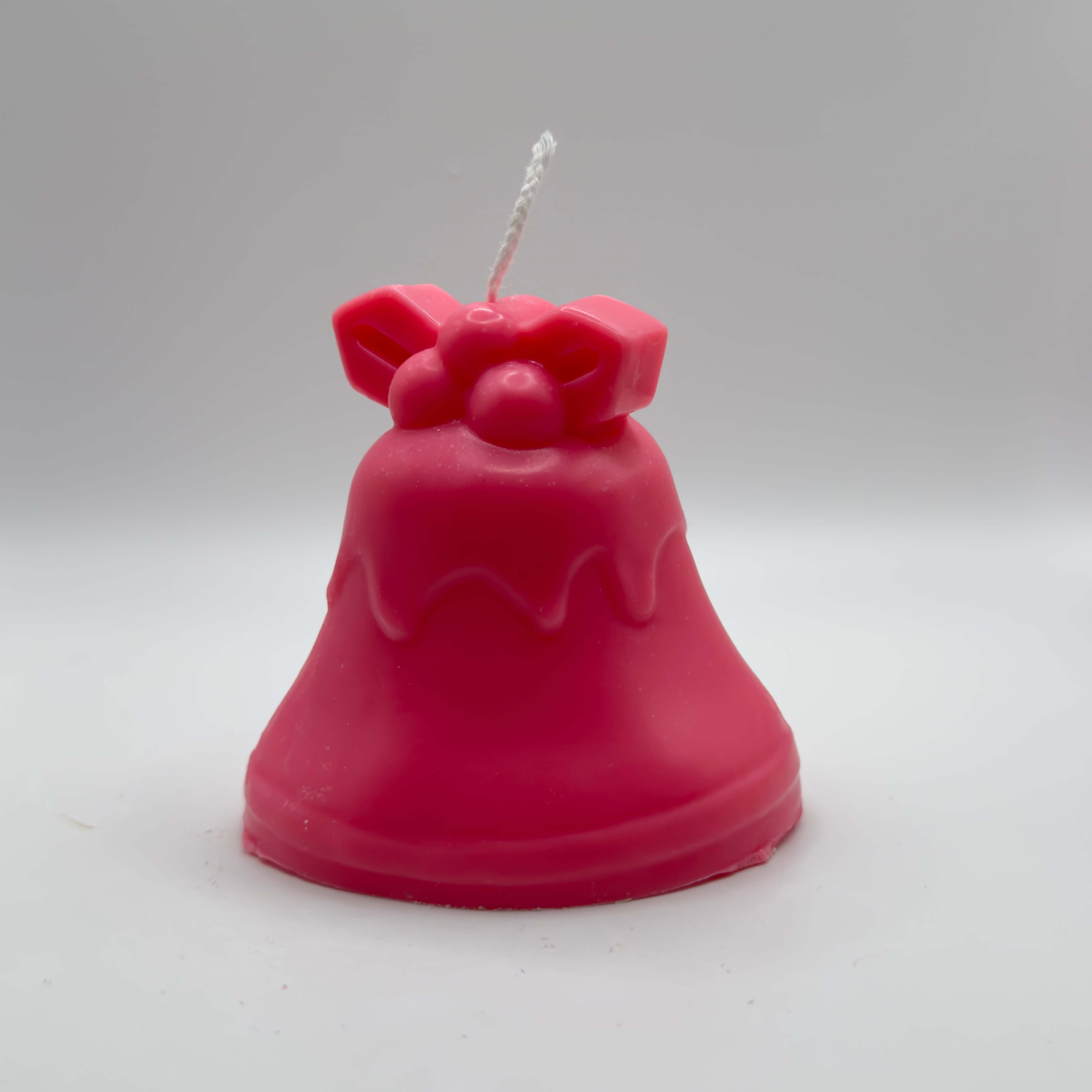 Weihnachtskerze „Mistletoe Bell“ in Pink mit liebevollen Details wie Mistelzweig und „Merry Christmas“-Aufschrift. Handgefertigt aus nachhaltigem Sojawachs, ideal als Geschenk oder Deko.