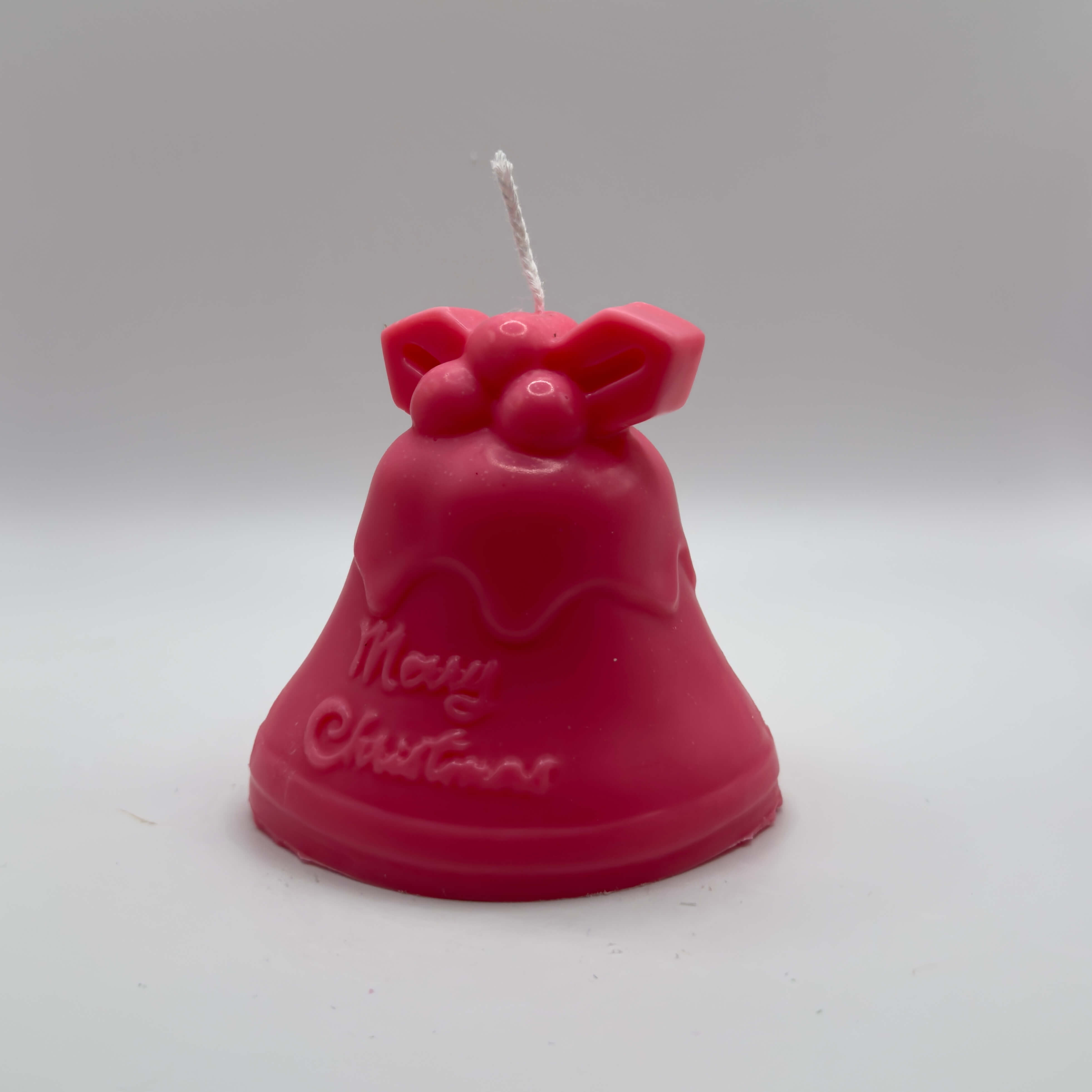 Handgefertigte „Mistletoe Bell“-Kerze in zartem Pink. Die Kerze aus natürlichem Sojawachs besticht durch ihr Glockendesign, geschmückt mit Mistelzweig und „Merry Christmas“-Schriftzug. Perfekt für elegante Weihnachtsdekorationen oder als Geschenk.