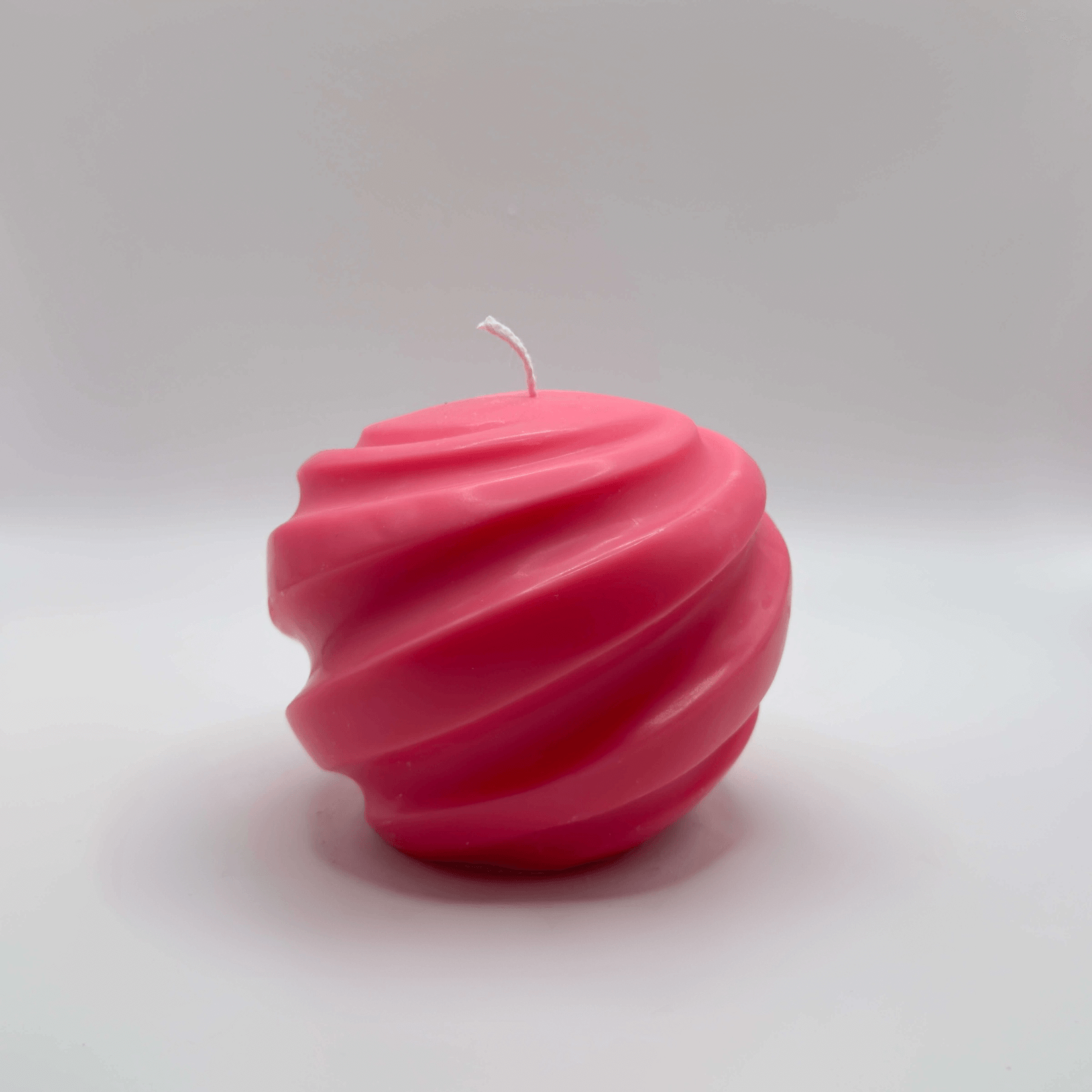 Die „Ribbed Christmas Bauble“ Kerze in Pink ist eine charmante, handgefertigte Weihnachtskerze mit detailreichen Spiralrillen, ideal für stilvolle Dekoration oder als Geschenk.
