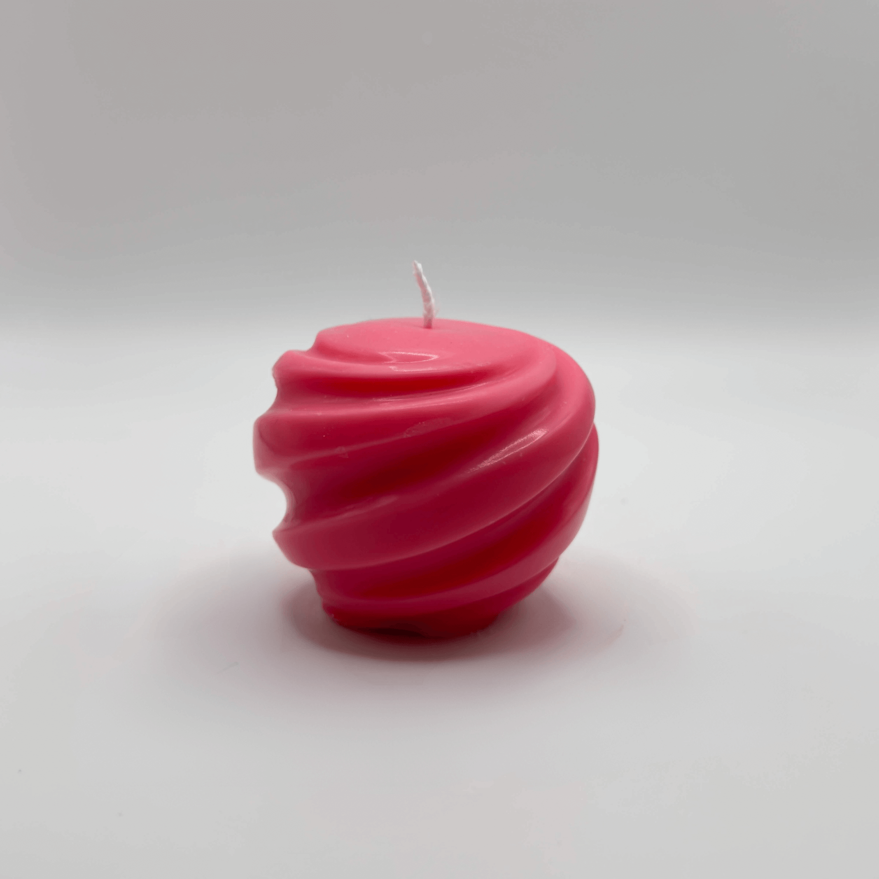 Die pinkfarbene „Ribbed Christmas Bauble“ Kerze bringt einen Hauch von Eleganz in die Weihnachtszeit. Ihre feinen Spiralrillen und die Kugelform machen sie zu einem charmanten Deko-Element aus Sojawachs.