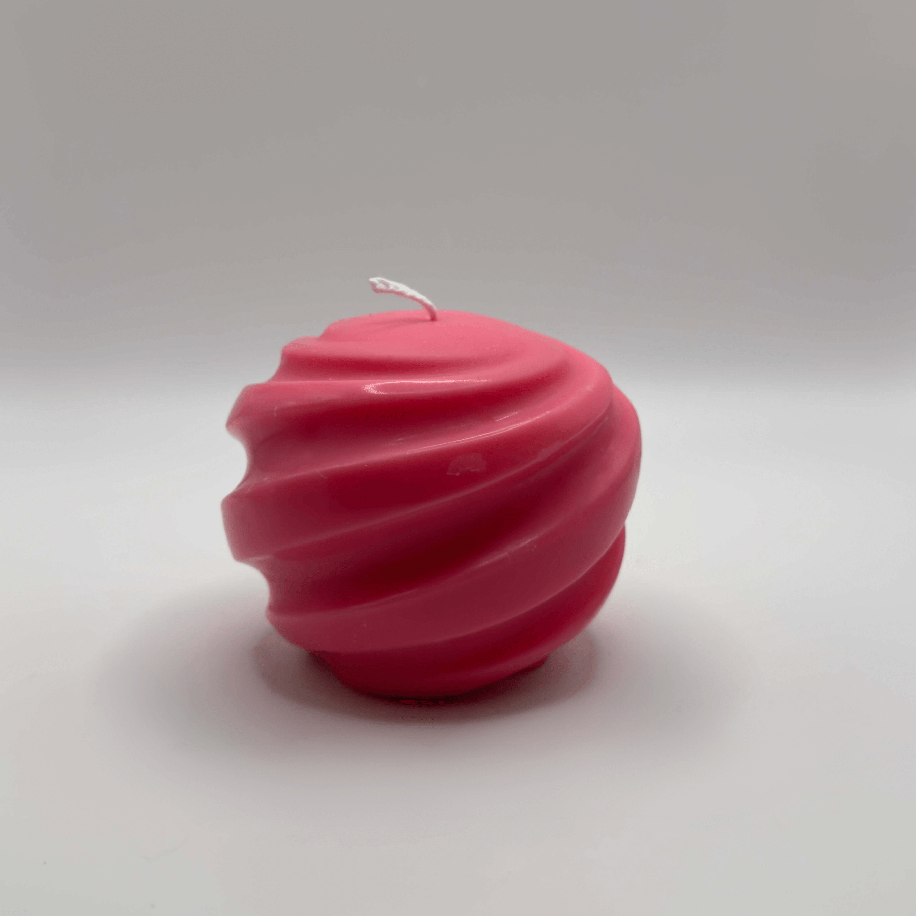 Die „Ribbed Christmas Bauble“ Kerze in Pink ist eine umweltfreundliche Sojawachs-Kerze mit edlen Spiralrillen, die perfekt für moderne Weihnachtsdekorationen oder als Geschenk ist.