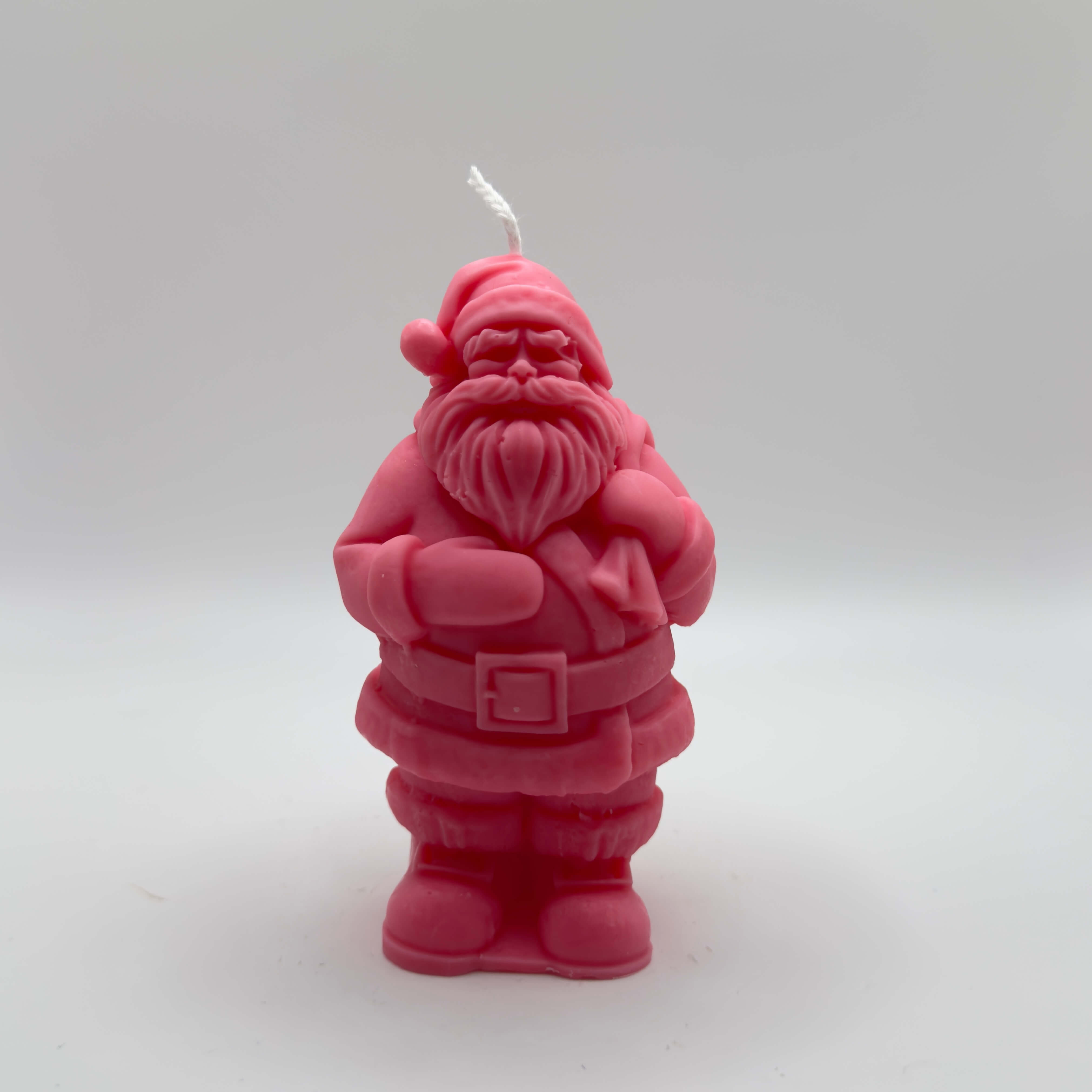 Zarte pinkfarbene Santa-Kerze, handgemacht aus nachhaltigem Sojawachs. Für umweltfreundliche Dekoideen.