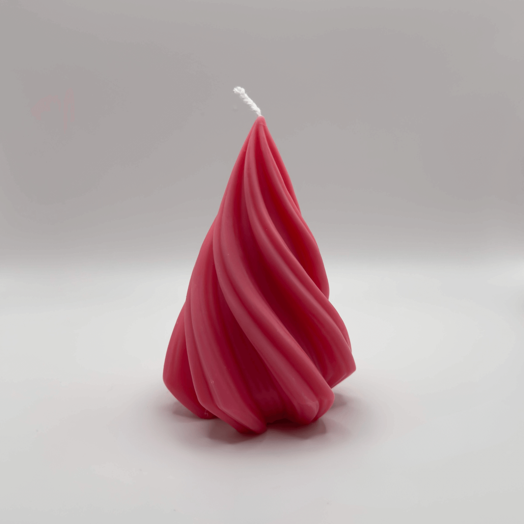 Die pinke “Spiral Pine Tree” Kerze mit ihrem spiralförmigen Design bringt stilvolle Farbfrische in deine Weihnachtsdekoration. Hergestellt aus veganem Sojawachs.