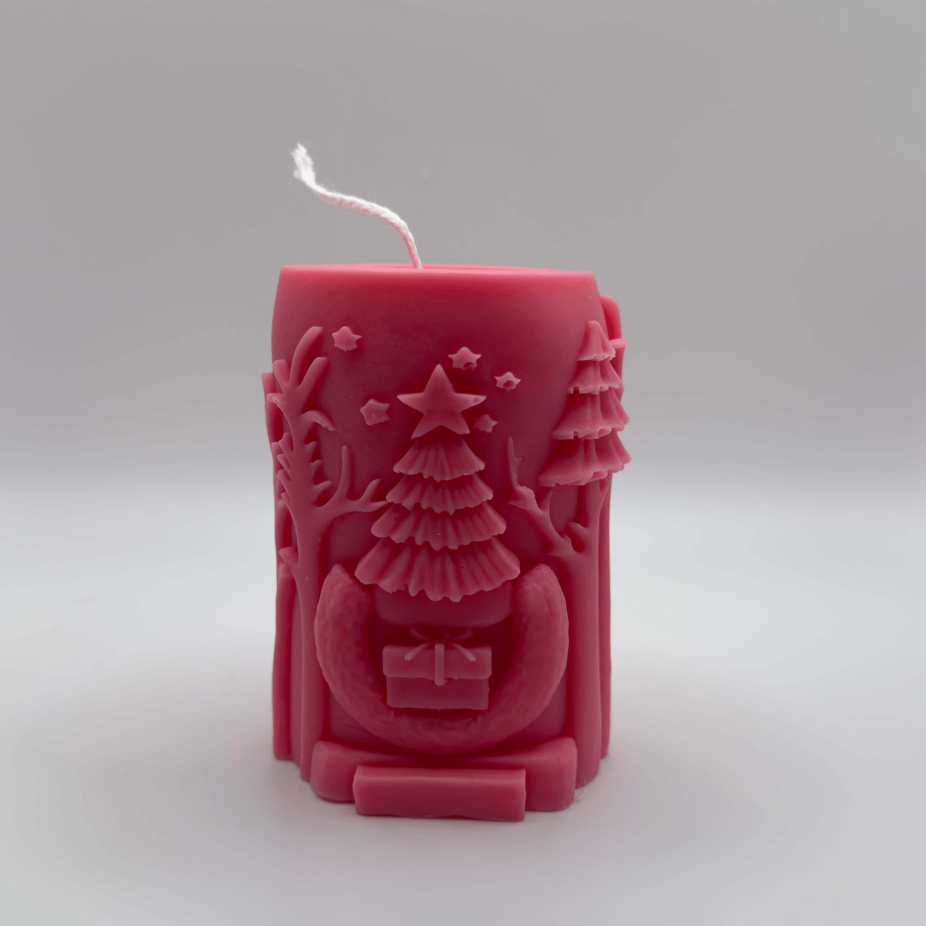 Die pinke “Woodland Majesty” Kerze bringt mit ihrem 3D-Hirsch, den Baum-Motiven und dem festlichen Design eine charmante, natürliche Note in deine Weihnachtsdekoration.