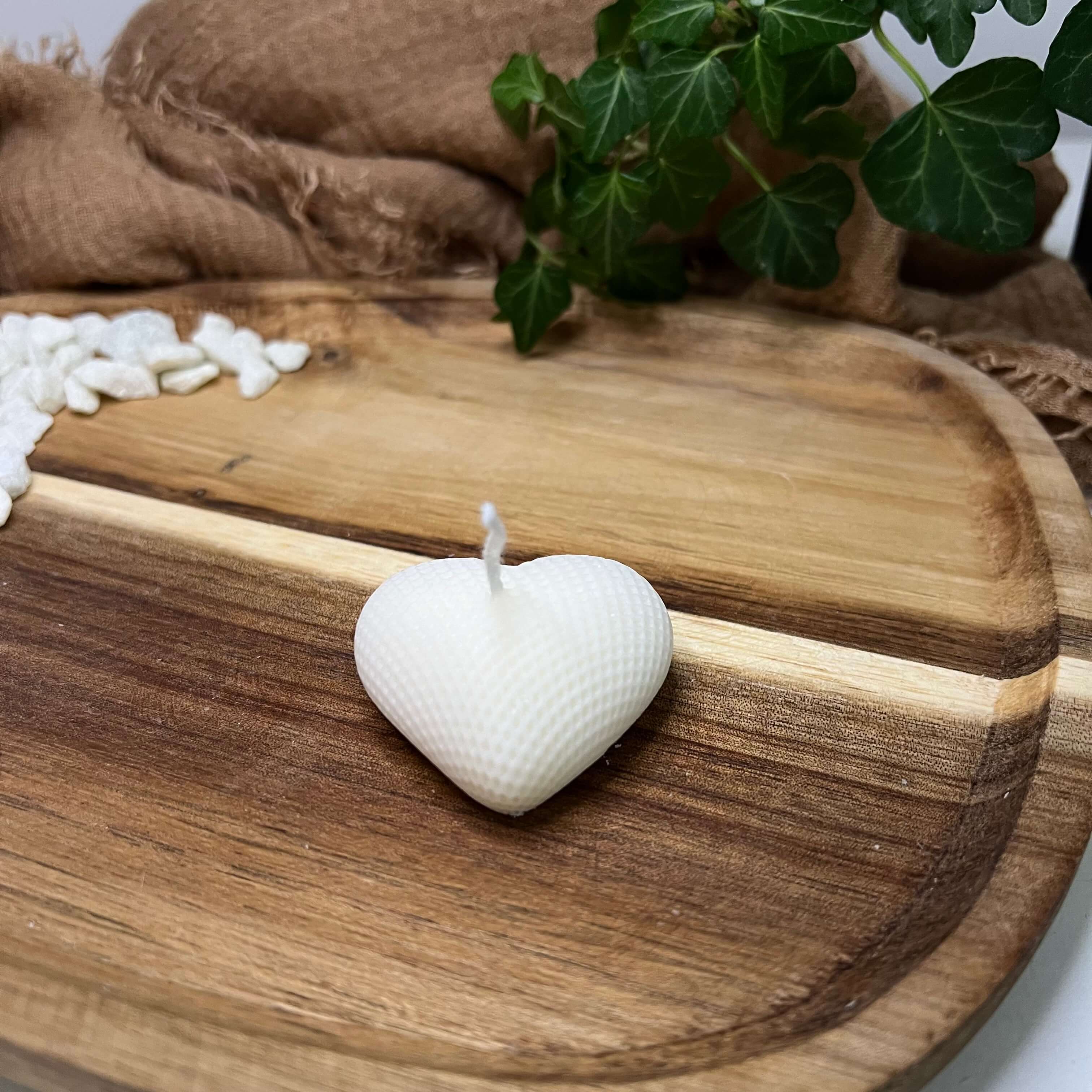 Unsere Kerze Plaid Love. Diese Duftkerze in Herzform ist in verschiedenen Düften erhältlich. Die Düfte haben einen angenehmen und beruhigenden Geruch. Sie ist perfekt für entspannte und gemütliche Tage.