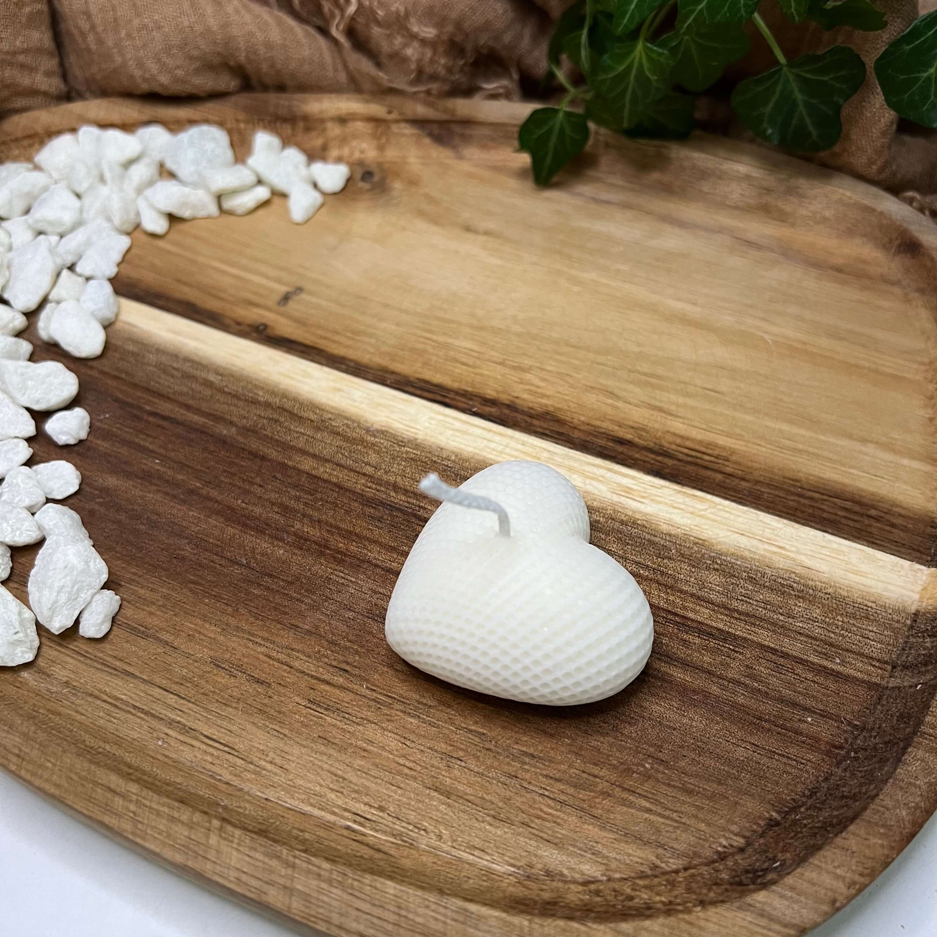 Die Plaid Love Herz Kerze. Sie ist perfekt als Valentinstagsgeschenk geeignet. Auch ist sie als Geburtstagsgeschenk, Ostergeschenk, Weihnachtsgeschenk, Verlobungsgeschenk, Hochzeitsgeschenk und Gastgeschenk geeignet. Ihr Herz Design macht sie einzigartig und zu einem Unikat. Diese Sojawachs Kerze ist Dekorativ.