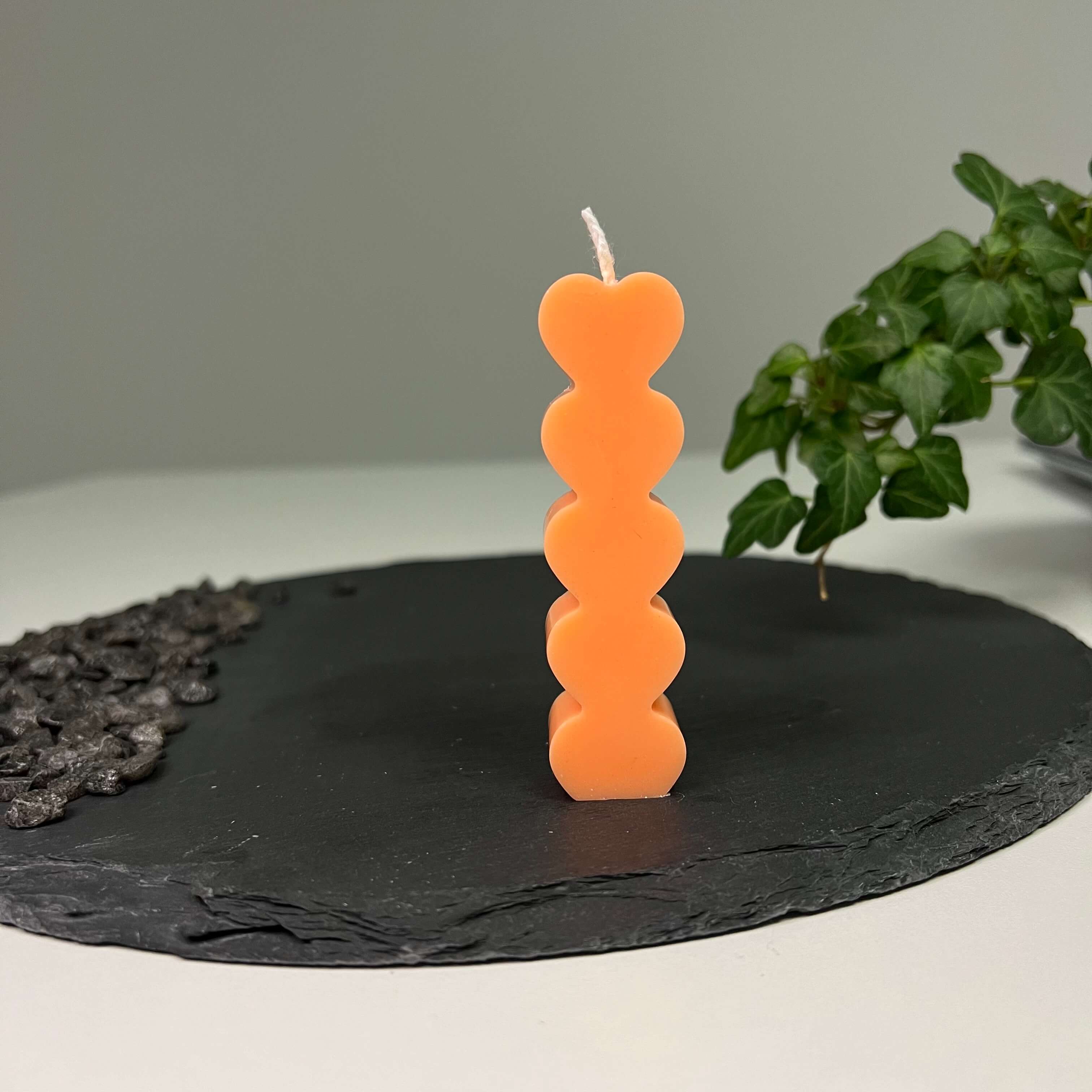 Auf diesem Bild sieht man unsere Radiant Love Tower Kerze. Sie ist handgemacht aus Sojawachs. Zudem ist sie nachhaltig, vegan und umweltfreundlich.