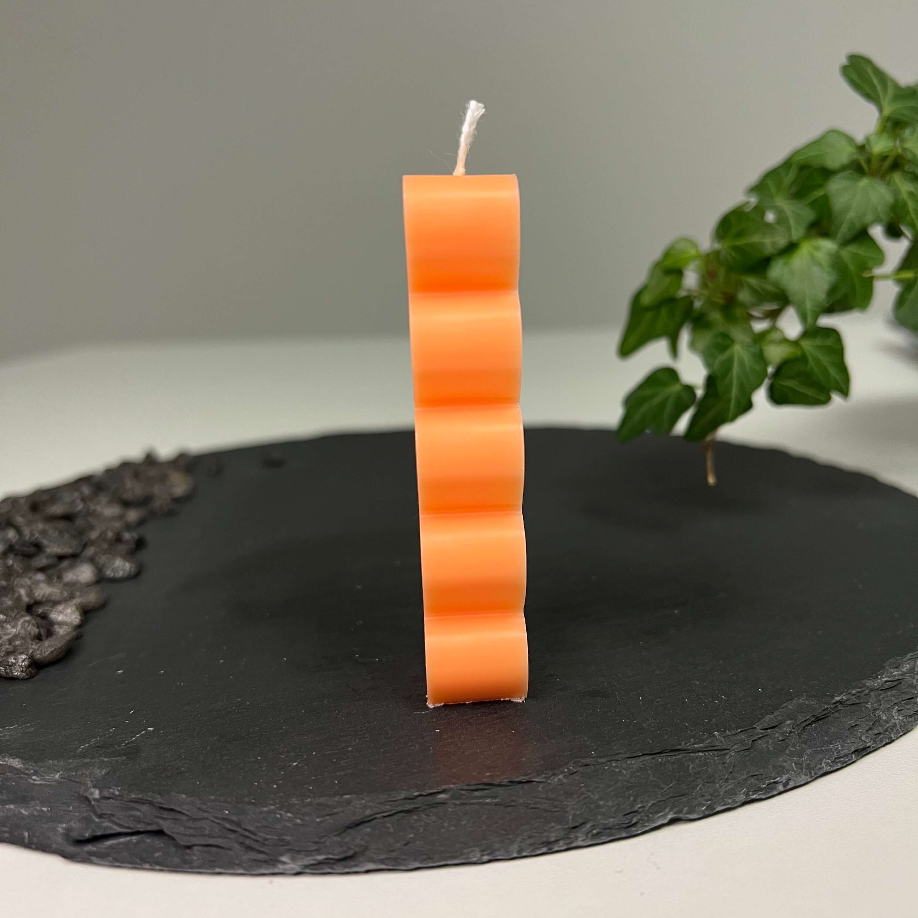 Hier sieht man unsere Radiant Love Tower Kerze. Sie ist perfekt als Dekoration geeignet mit ihrem Herzdesign. Sie ist elegant und ästhetisch.