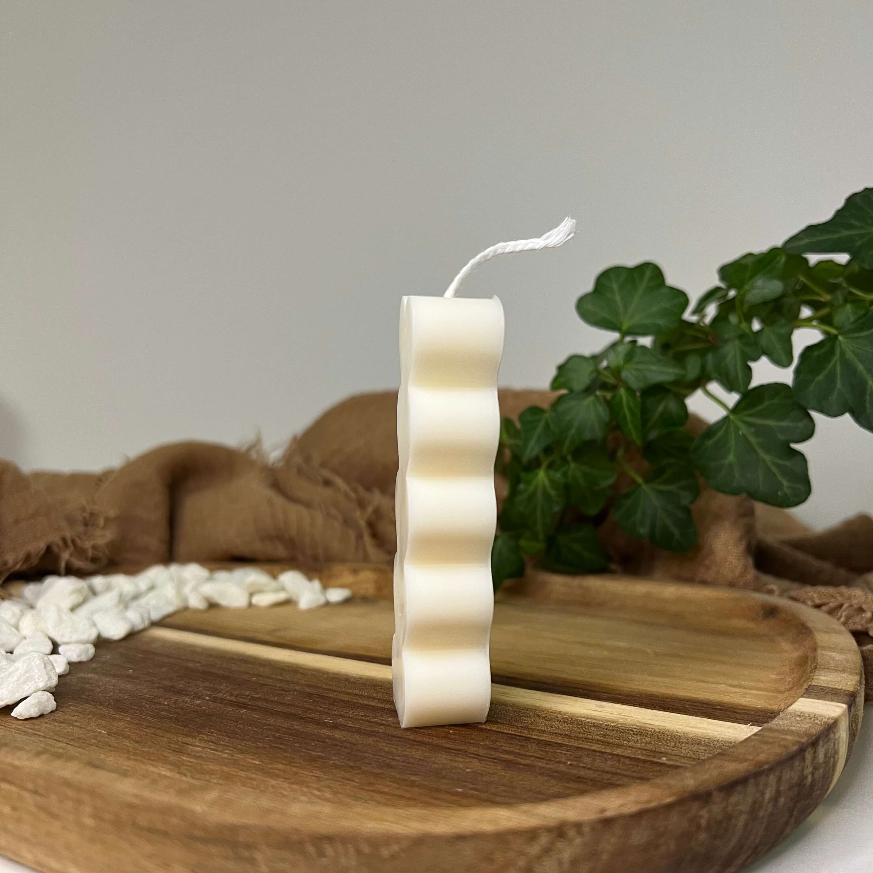 Unsere Radiant Love Tower Kerze ist perfekt als Ostergeschenk, Valentinstagsgeschenk und Weihnachtsgeschenk geeignet. Mit ihrem stilvollen Herzdesign ist sie ein Unikat. Hergestellt aus Hand mit Sojawachs. In weiß.