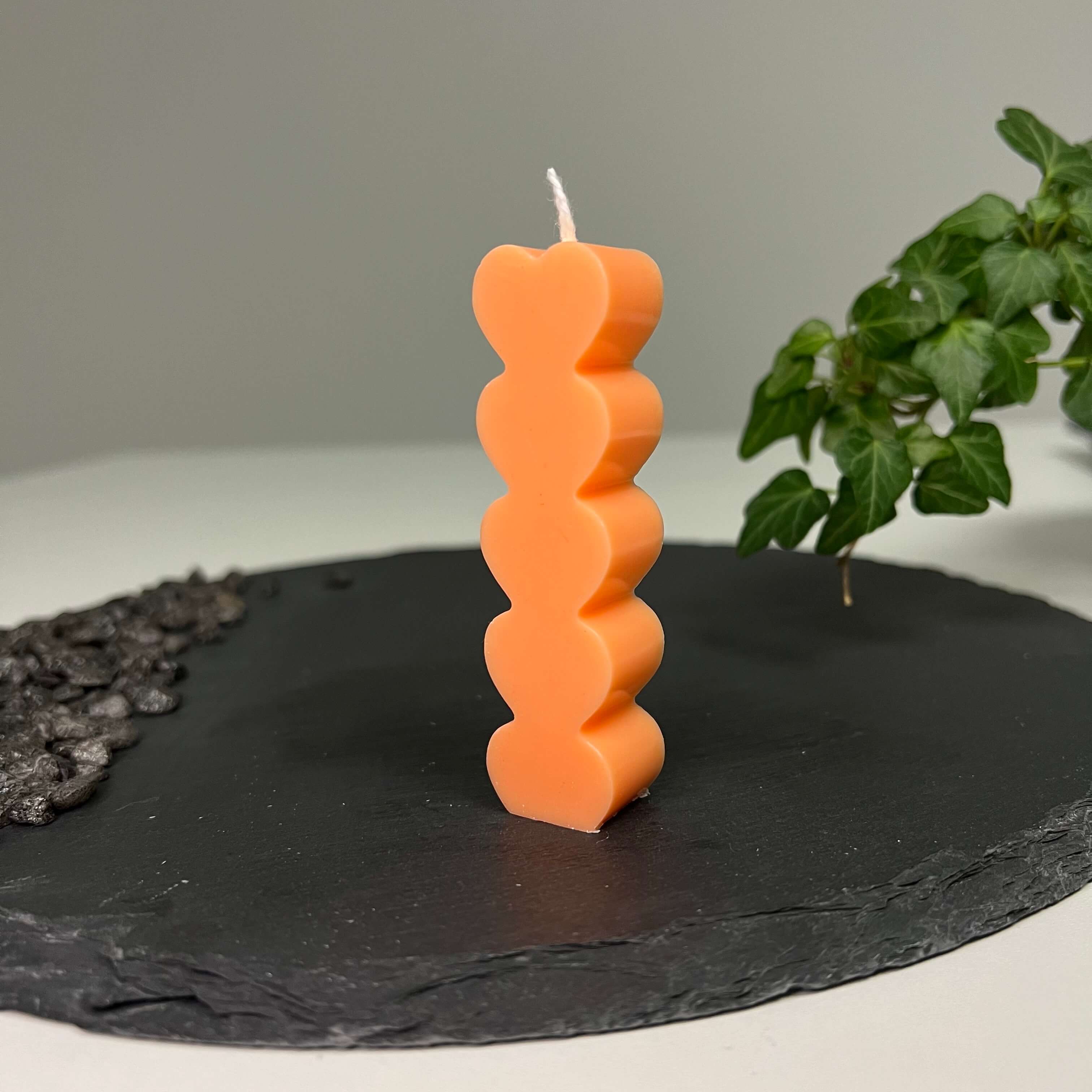 Radiant Love Tower Kerze ist in verschiedenen Düften erhältlich. Die Düfte haben einen beruhigenden Geruch und sind angenehm. Perfekt für gemütliche Tage.