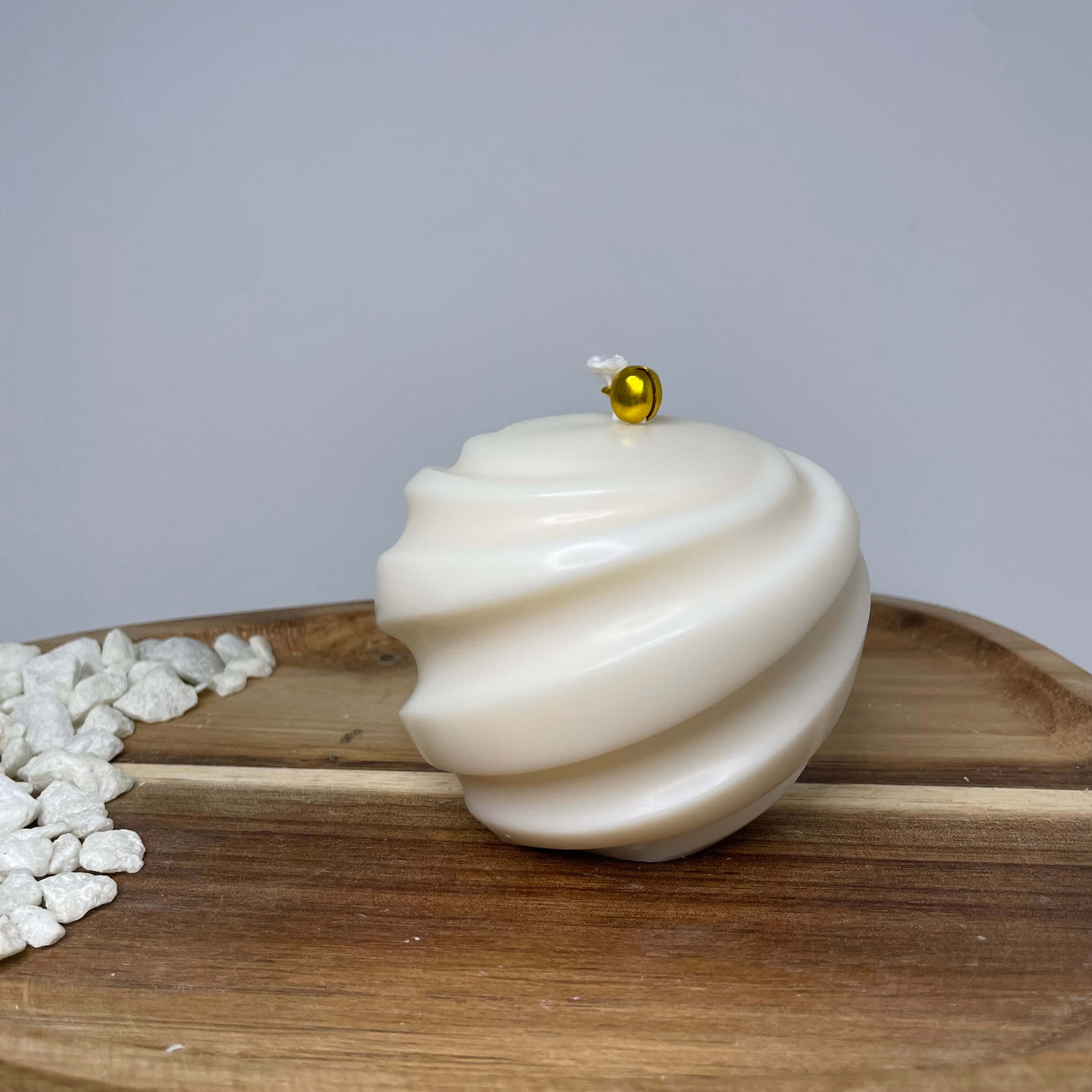 Vegane Ribbed Christmas Bauble Weihnachtskerze in Kugelform, handgefertigt aus Sojawachs mit Spiralstruktur – perfekte nachhaltige Dekoration für die Feiertage.