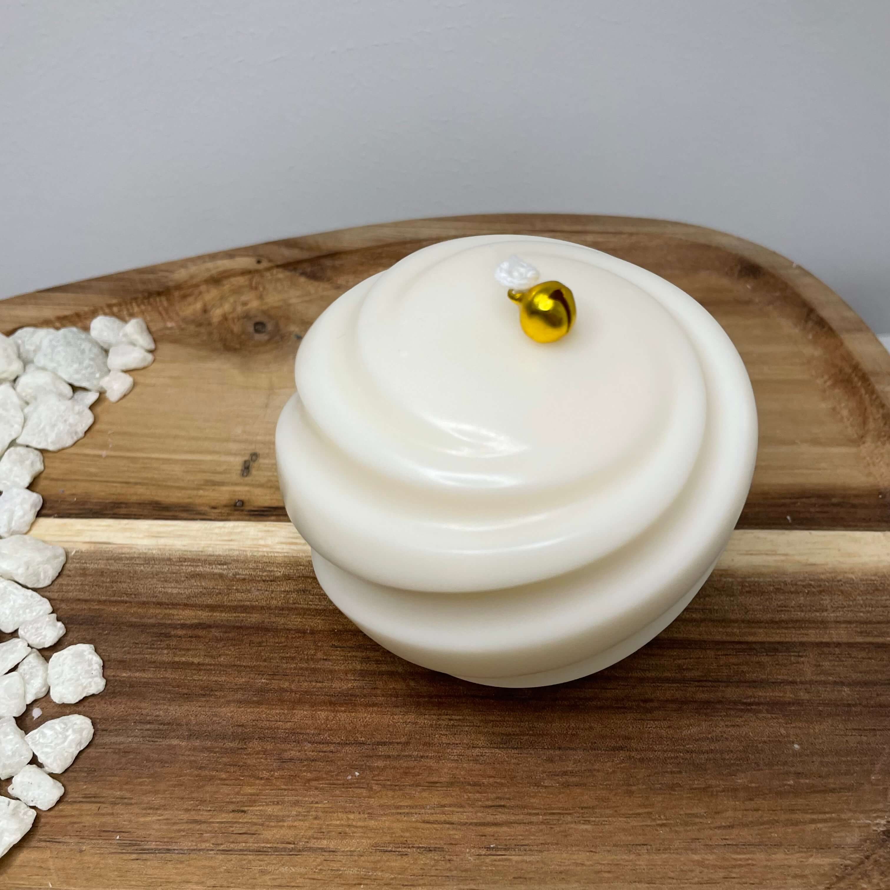 Festliche Ribbed Christmas Bauble Kerze mit spiralförmigen Rillen und Kugeldesign aus Sojawachs – umweltfreundliche, stimmungsvolle Beleuchtung für die Weihnachtszeit.