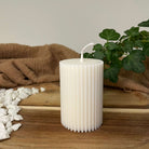Elegante Ribbed Elegance Stumpenkerze mit Rillen aus nachhaltigem Sojawachs – perfekte vegane Kerze für besondere Anlässe und eine warme Atmosphäre.