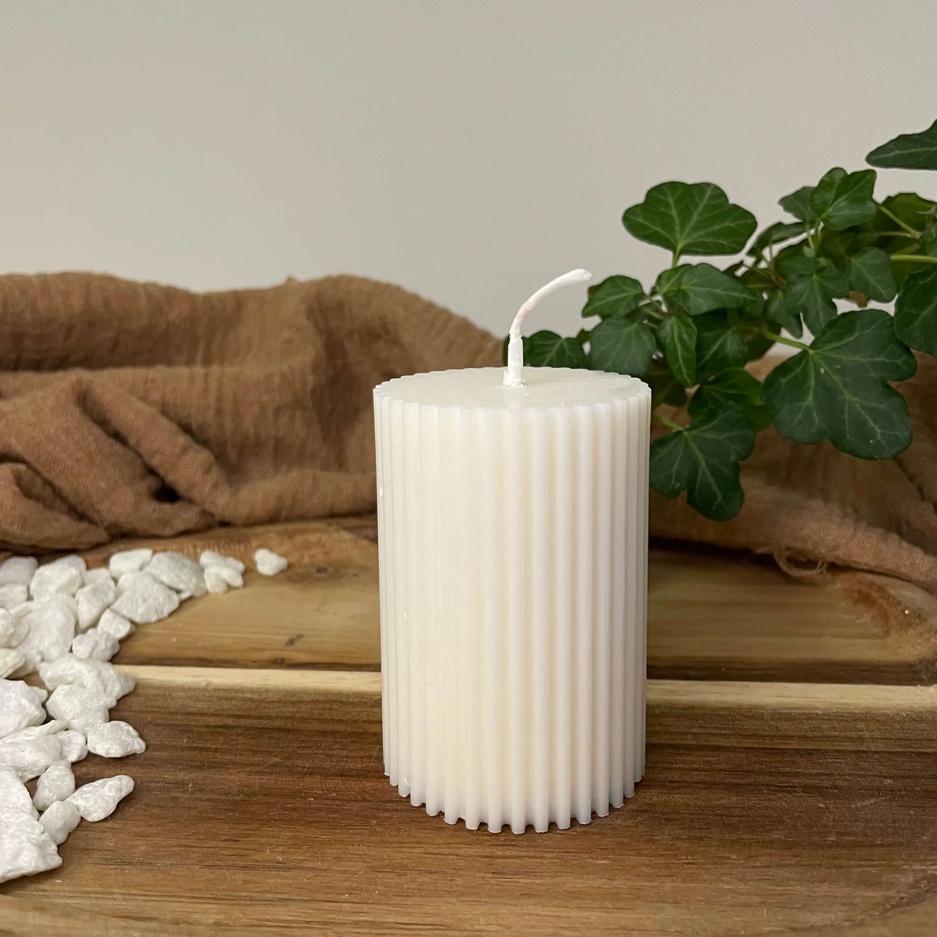 Elegante Ribbed Elegance Stumpenkerze mit Rillen aus nachhaltigem Sojawachs – perfekte vegane Kerze für besondere Anlässe und eine warme Atmosphäre.