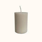 Handgemachte Ribbed Elegance Stumpenkerze aus Sojawachs mit stilvoller Rillenstruktur – elegante und umweltfreundliche Dekoration für stimmungsvolle Beleuchtung in Ihrem Zuhause.