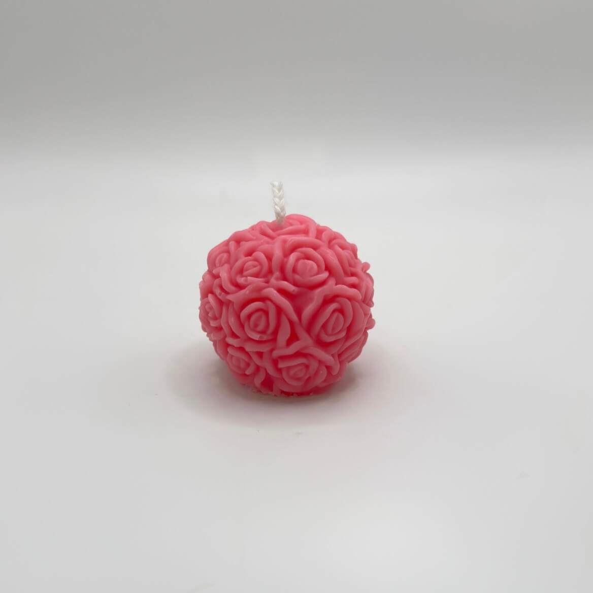 Die handgefertigte „Rose Radiance“-Kerze in Rosa bringt mit ihrem eleganten Rosenmuster und natürlichem Sojawachs einen Hauch von Romantik in jede Dekoration.