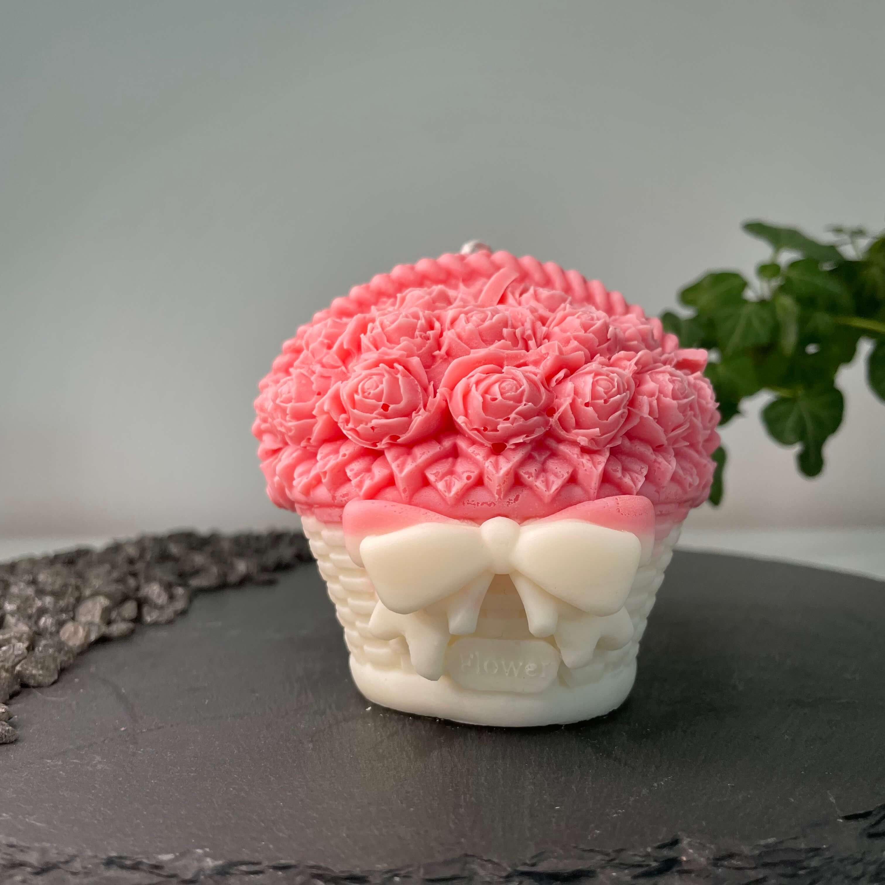 Auf diesem Bild sieht man die Rose Garden Bloomlight Kerze. Sie ist handgemacht aus Bio Sojawachs und zudem vegan, nachhaltig und umweltfreundlich. In Rosa-Weiß.