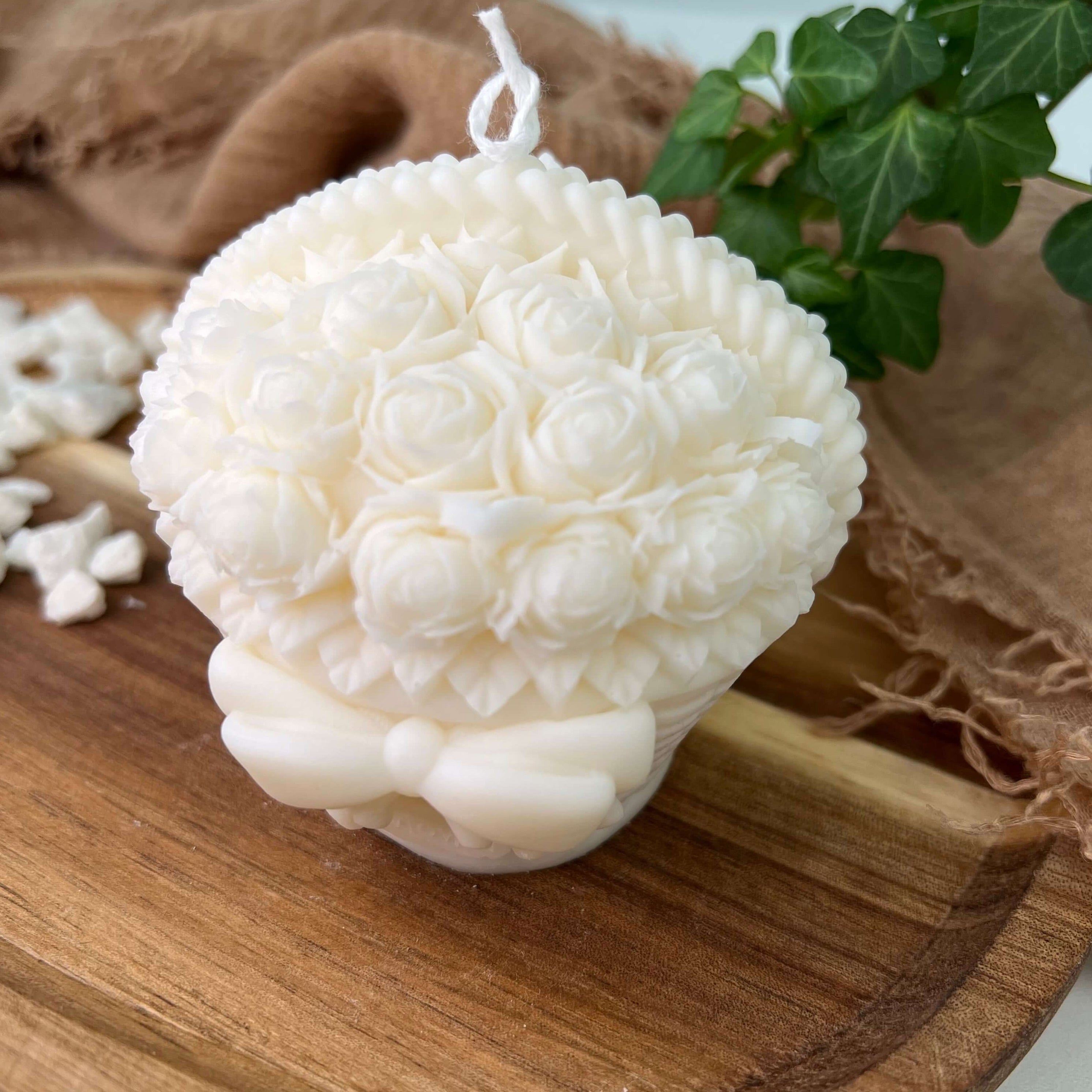 Die handgefertigte vegane Sojawachs Kerze Rose Garden Bloomlight. Sie ist ideal als Geschenk für Weihnachten, Ostern oder Hochzeiten geeignet. Auch als Gastgeschenk erhältlich.