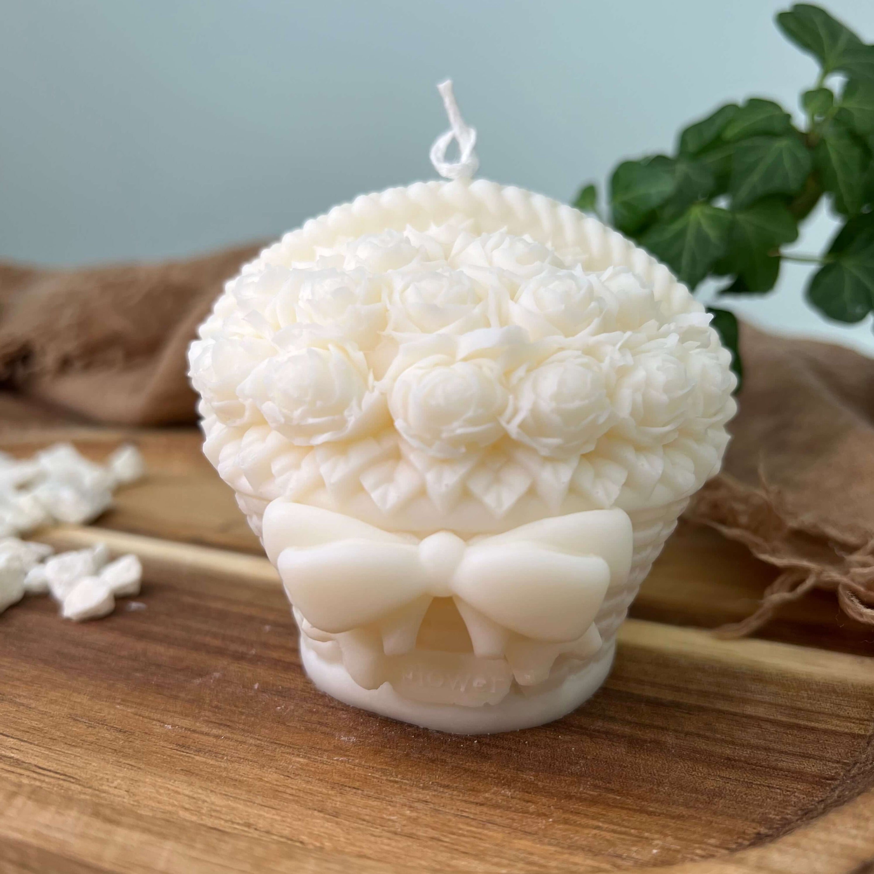 Dargestellt ist hier die Rose Garden Bloomlight Kerze, die mit ihrem Blumenstrauss Design die Augen auf sich zieht. Sie ist perfekt als Dekoration für jedes Zuhause geeignet. Diese Designerkerze ist elegant und ästhetisch.