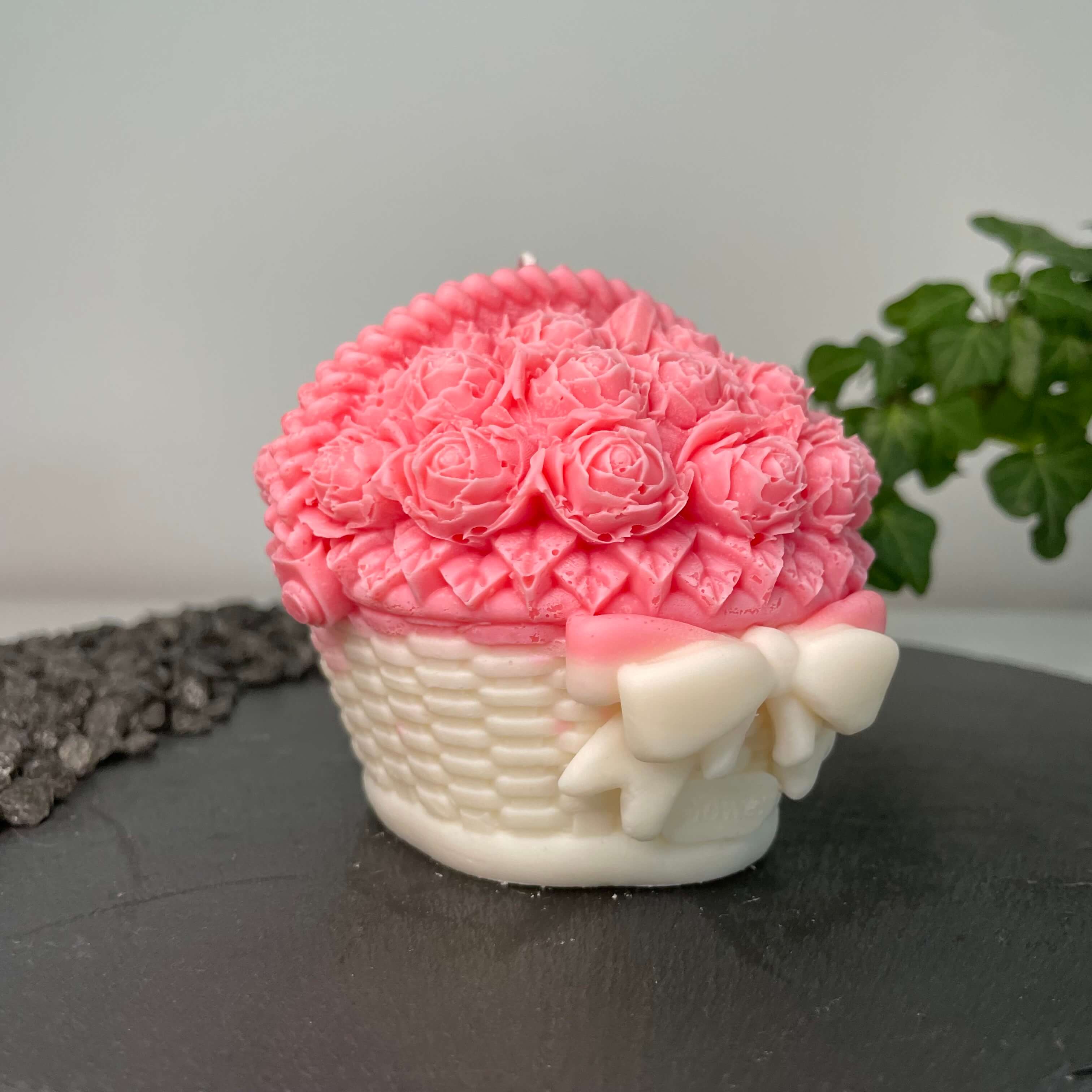 Zusehen ist hier die Rose Garden Bloomlight Kerze. Sie hat ein Blumenkorb Design und ist handgemacht aus Sojawachs. In Rosa-Weiß.