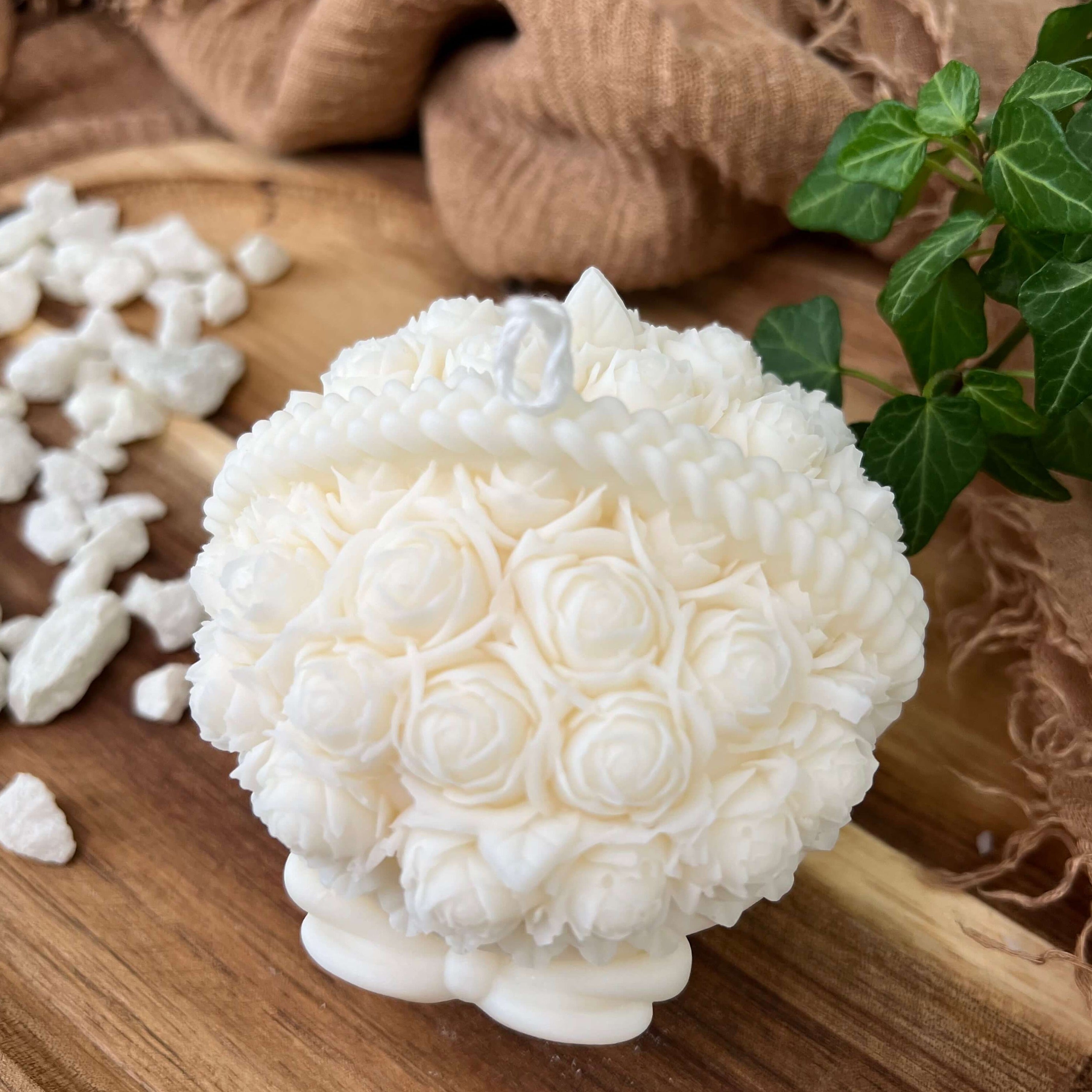 Rose Garden Bloomlight Blumenkorb Kerze. Diese Kerze ist ein wahres Kunstwerk, die wir in unserem Kerzenshop anbieten. Sie ist aus hochwertigem Sojawachs aus Hand gefertigt und umweltfreundlich.