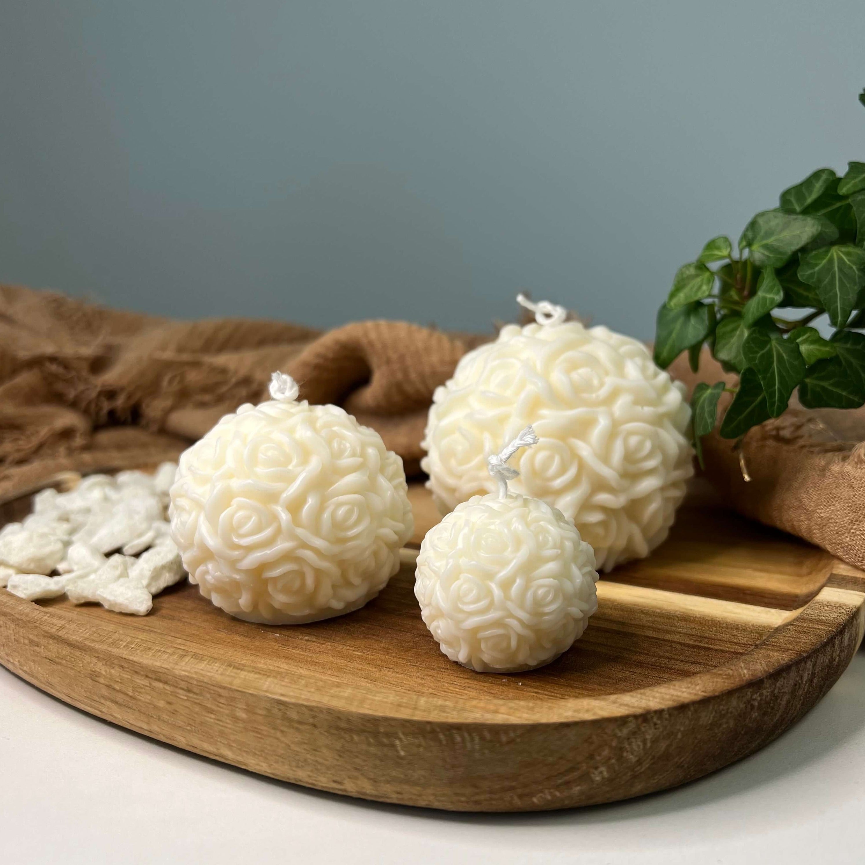 Die rose harmony trio Kerzen aus Handarbeit. Die veganen und nachhaltigen Kerzen sehen elegant und ästhetisch aus. Sie sind perfekt als Geschenk geeignet.