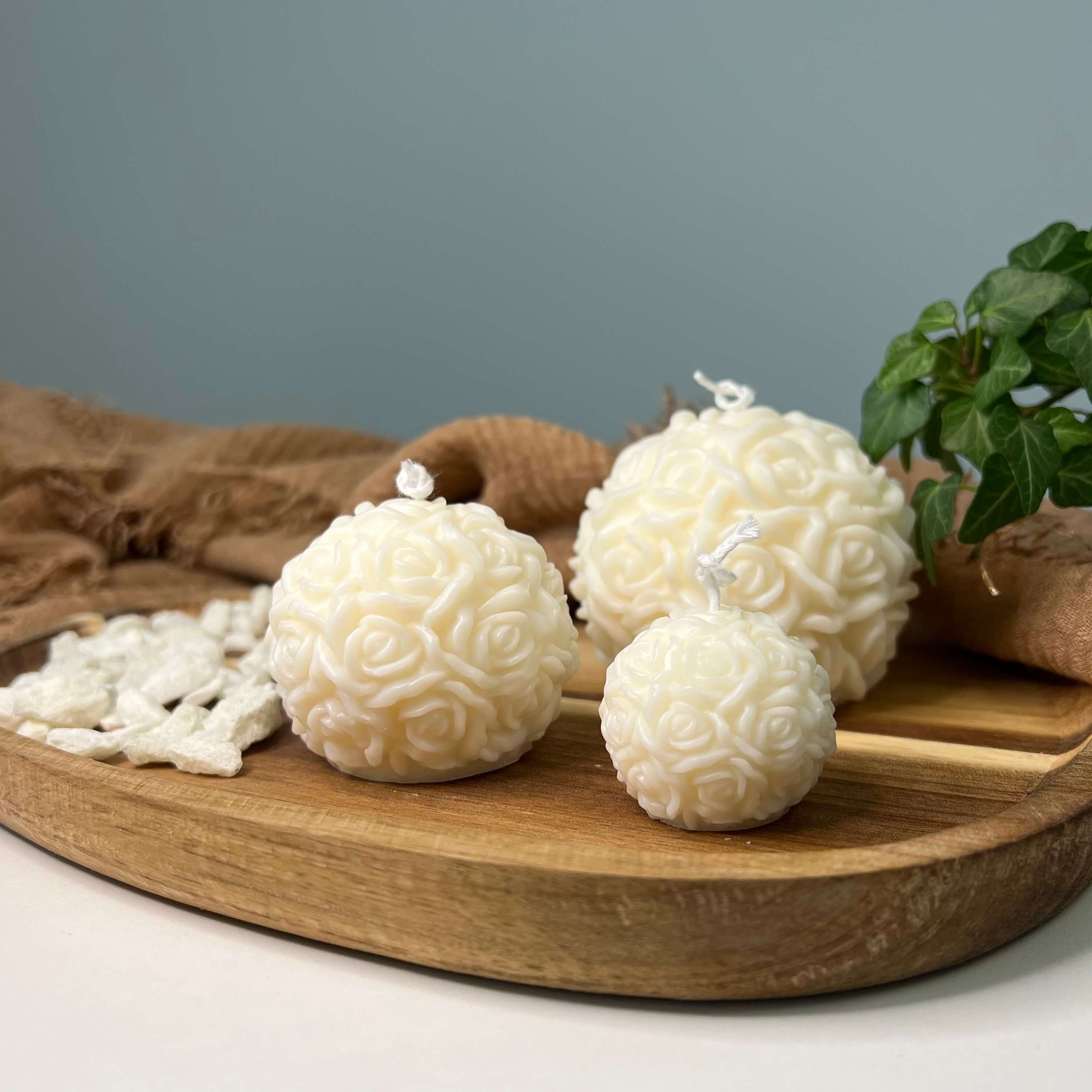 Auf diesem Bild sind unsere rose harmony trio Kerzen zusehen. Sie sind einzigartige Weihnachtskerzen, sowie Osterkerzen und Hochzeitskerzen. Handgemacht aus hochwertigem Sojawachs.