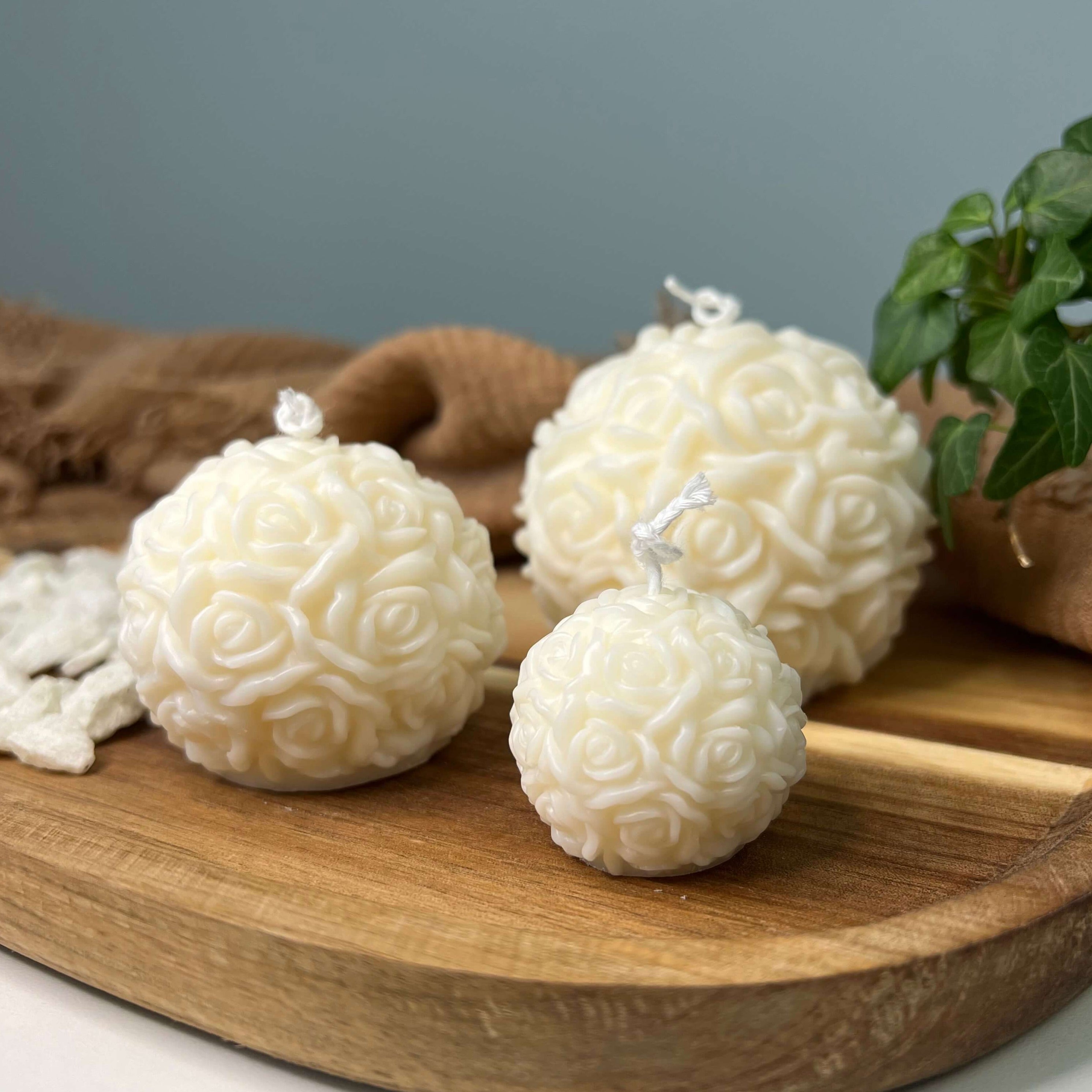 Unsere rose harmony trio Bio-Kerzen sind aus umweltfreundlichem Sojawachs hergestellt. Das Luxus Design passt in jedes Zuhause als Dekoration. Es sind mehrere Duftvarianten vorhanden.