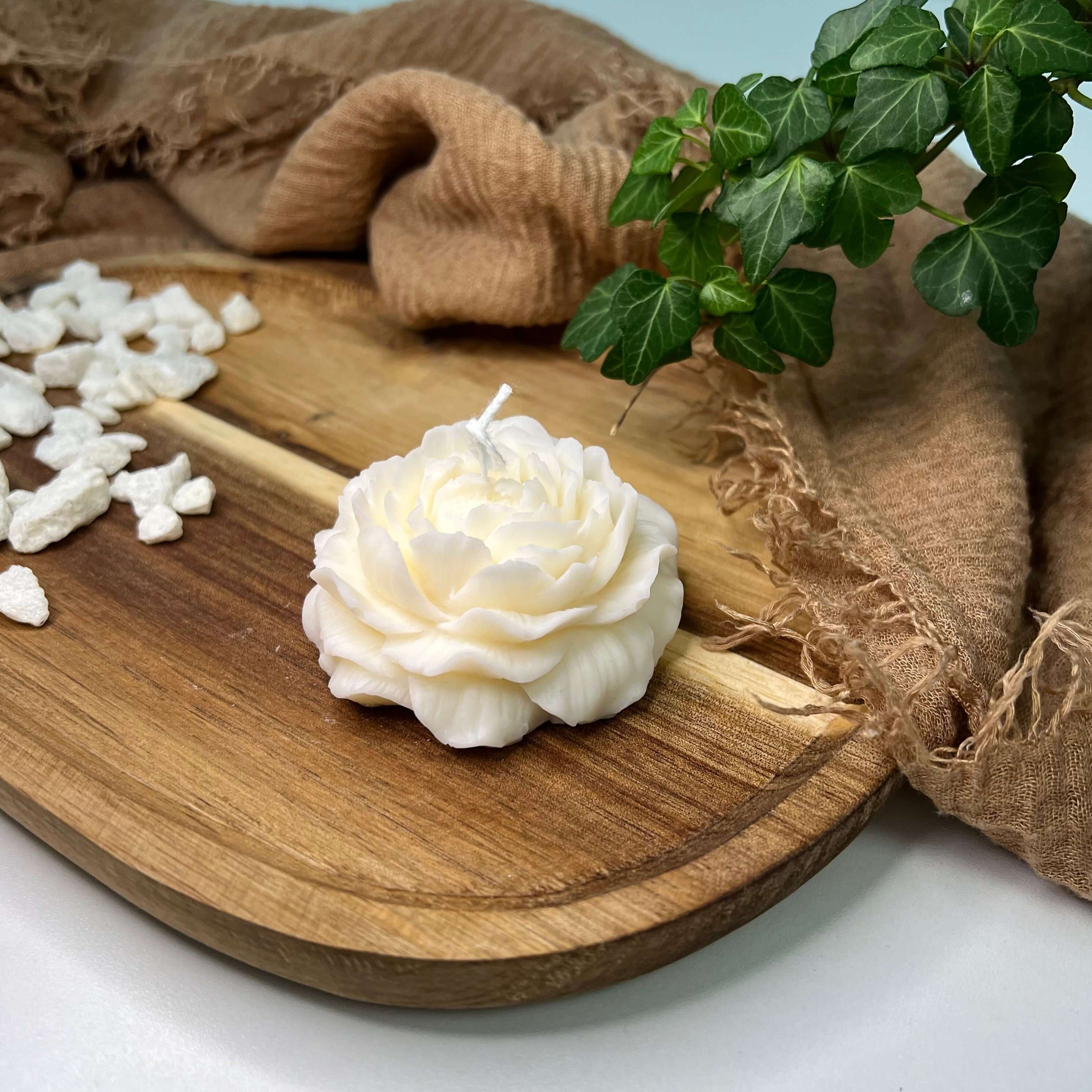 Hier sieht man unsere Rosé Petal Elegance Kerze. Sie ist handgemacht aus hochwertigem Sojawachs. Sie ist in verschiedenen Düften erhältlich. Die Düfte sind angenehm und entspannend, perfekt für gemütliche Abende.