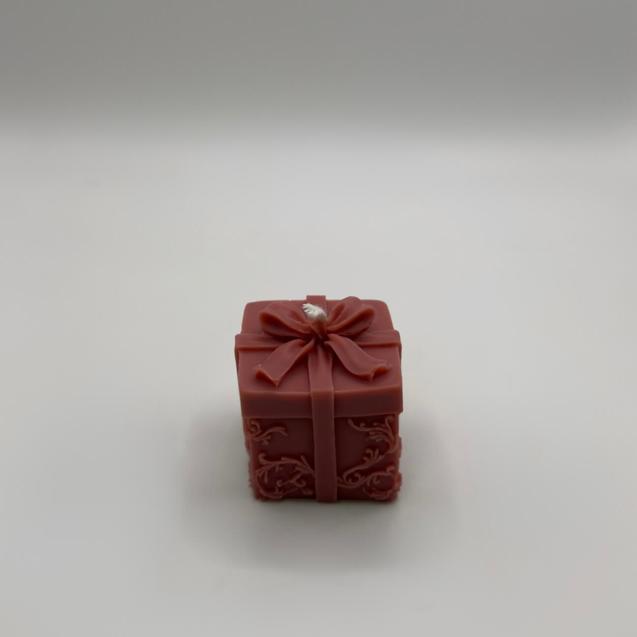 Die “Magic Gift” Kerze in Rot bringt mit ihrem Geschenkbox-Design eine festliche und warme Atmosphäre in dein Zuhause. Sie wird aus umweltfreundlichem Sojawachs handgefertigt und ist vegan.