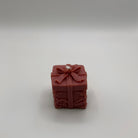 Die “Magic Gift” Kerze in Rot bringt mit ihrem Geschenkbox-Design eine festliche und warme Atmosphäre in dein Zuhause. Sie wird aus umweltfreundlichem Sojawachs handgefertigt und ist vegan.