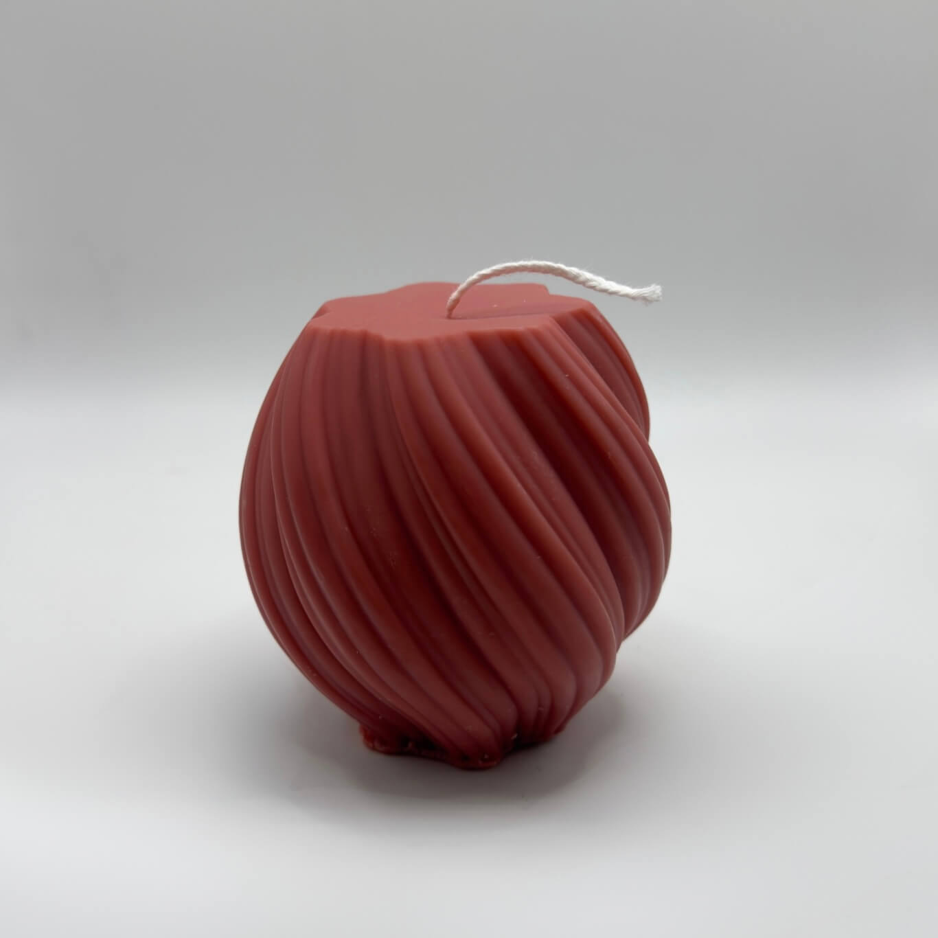 Die rote „Spiral Glow“ Kerze aus natürlichem Sojawachs bringt mit ihrem Twist-Design eine warme und festliche Atmosphäre in dein Zuhause. Ein nachhaltiges Deko-Highlight.