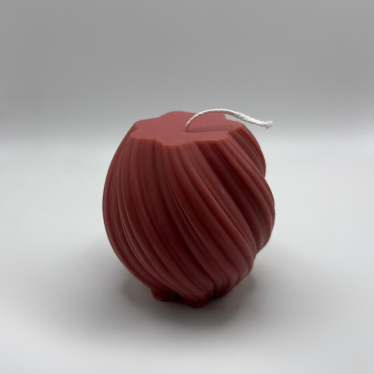 Die „Spiral Glow“ Kerze in Rot überzeugt mit ihrer kunstvollen Spiralform und nachhaltigen Herstellung aus Sojawachs. Ideal für eine umweltfreundliche Weihnachtsdekoration.