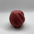 Die „Spiral Glow“ Kerze in Rot überzeugt mit ihrer kunstvollen Spiralform und nachhaltigen Herstellung aus Sojawachs. Ideal für eine umweltfreundliche Weihnachtsdekoration.