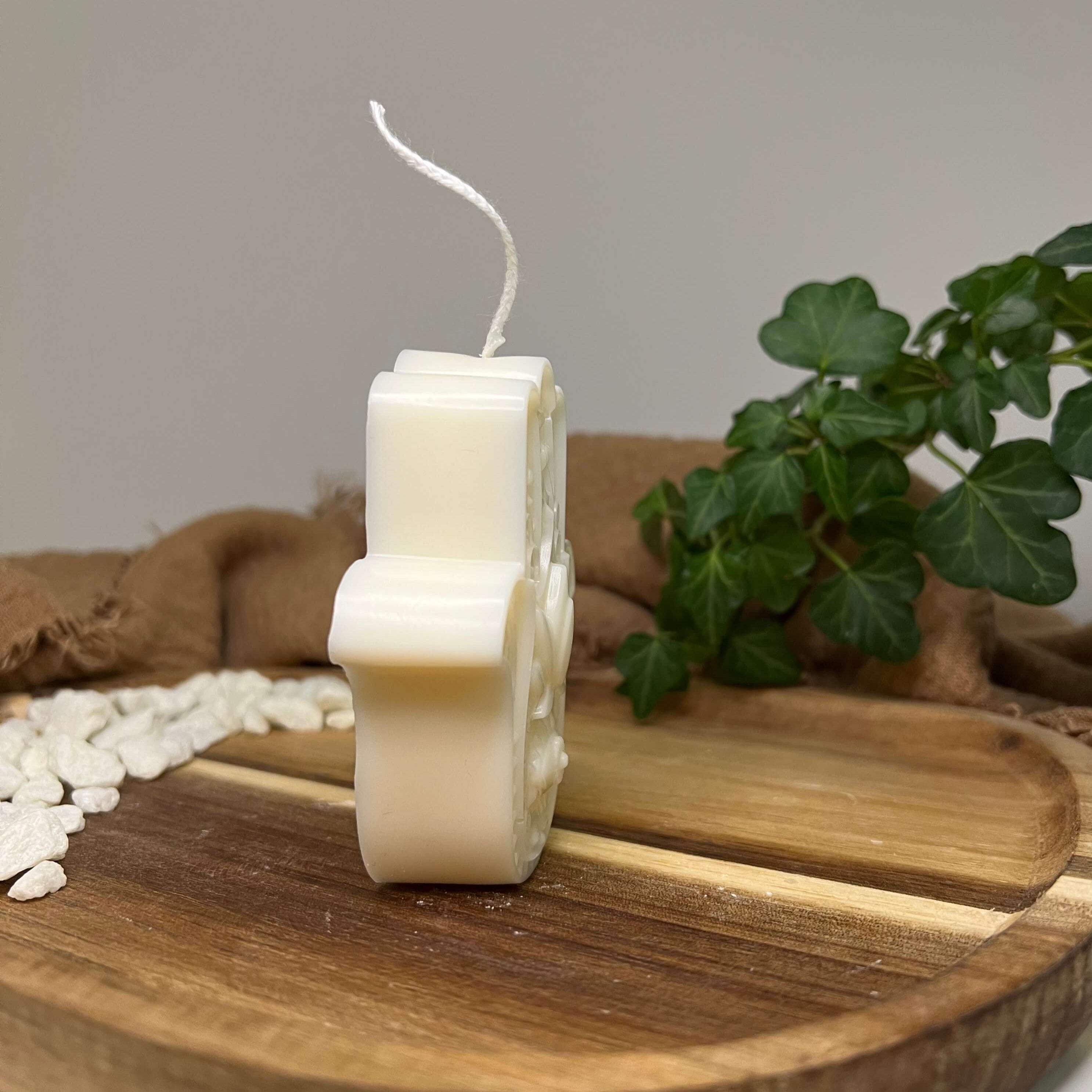 Diese Kerze namens Sacred Hand of Serenity mit Hand von Fatima Design ist perfekt als Geburtstagsgeschenk geeignet. Sie ist einzigartig und stilvoll.