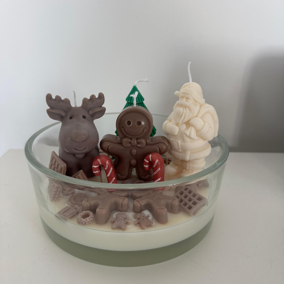 Nahaufnahme des Elchs zwischen Wachs-Schnee und Schokoladenstücken – Teil der winterlichen Märchenlandschaft.