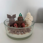 Nahaufnahme des Elchs zwischen Wachs-Schnee und Schokoladenstücken – Teil der winterlichen Märchenlandschaft.