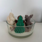 Nahaufnahme der detailreichen Dekoration mit Lebkuchenmann und Elch auf dem weißen Wachs – handgegossen und liebevoll gestaltet.