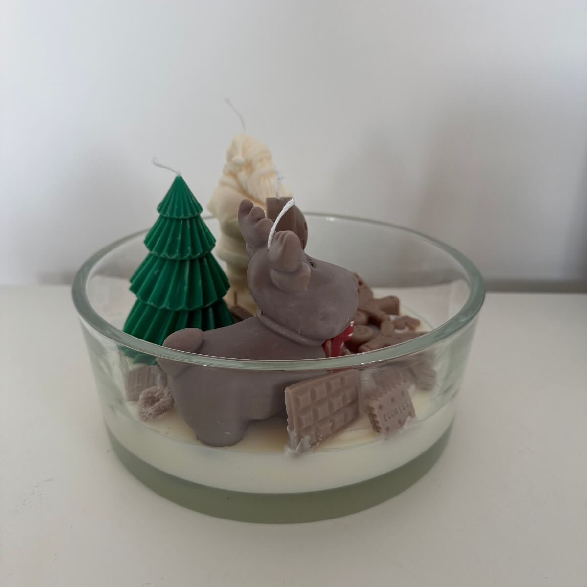 Komplette Schalenkerze im Weihnachtsdesign – Lebkuchen, Schokolade und Schneelandschaft aus Wachs in harmonischem Arrangement.