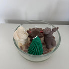 Detailansicht der handgefertigten Deko mit süßen Miniaturen, Schokolade und Candy-Elementen in der Kerze.