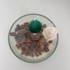 Fokus auf den kleinen Lebkuchenmann aus Wachs, der in der weißen Schneelandschaft steht – festlich und verspielt.