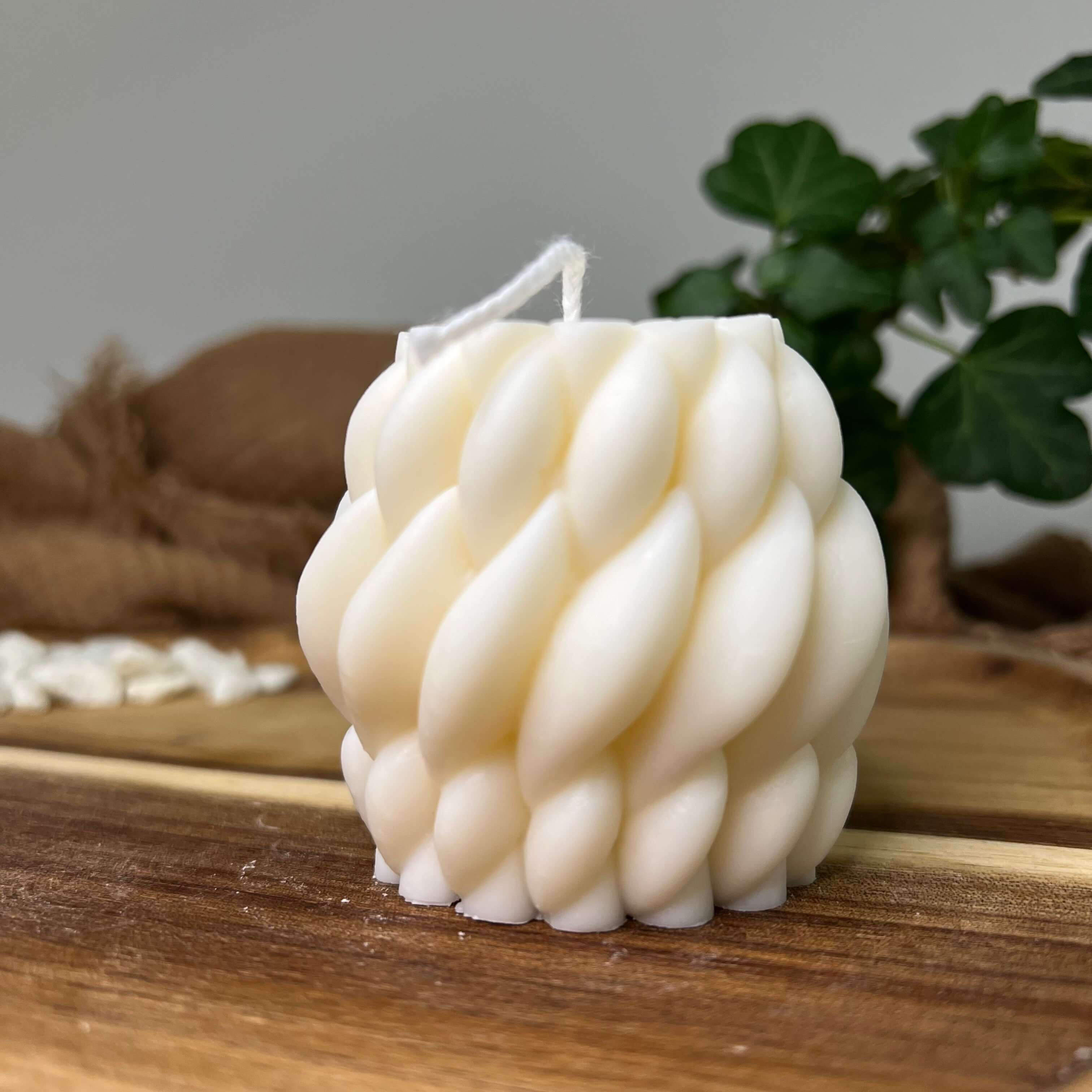 Hier sieht man unsere Serpentine Flame Whirl Kerze. Sie ist perfekt als Dekoration geeignet mit ihrem eleganten und ästhetischem aussehen. Sie ist handgefertigt aus Sojawachs.
