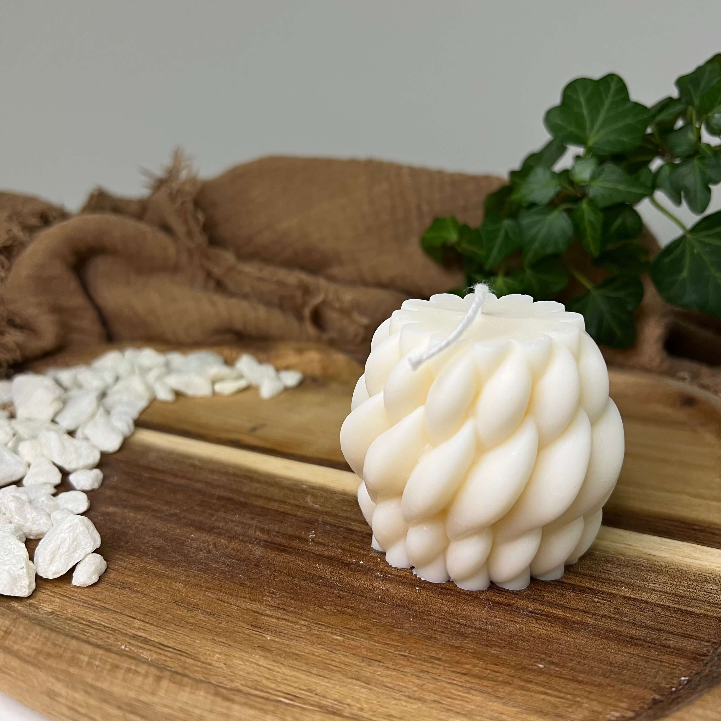 Die Serpentine Flame Whirl Kerze ist perfekt als Osterkerze, Weihnachtskerze, Hochzeitskerze oder Geburtstagskerze geeignet. Sie ist handgemacht aus Bio Sojawachs und ist in verschiedenen Düften erhätlich.
