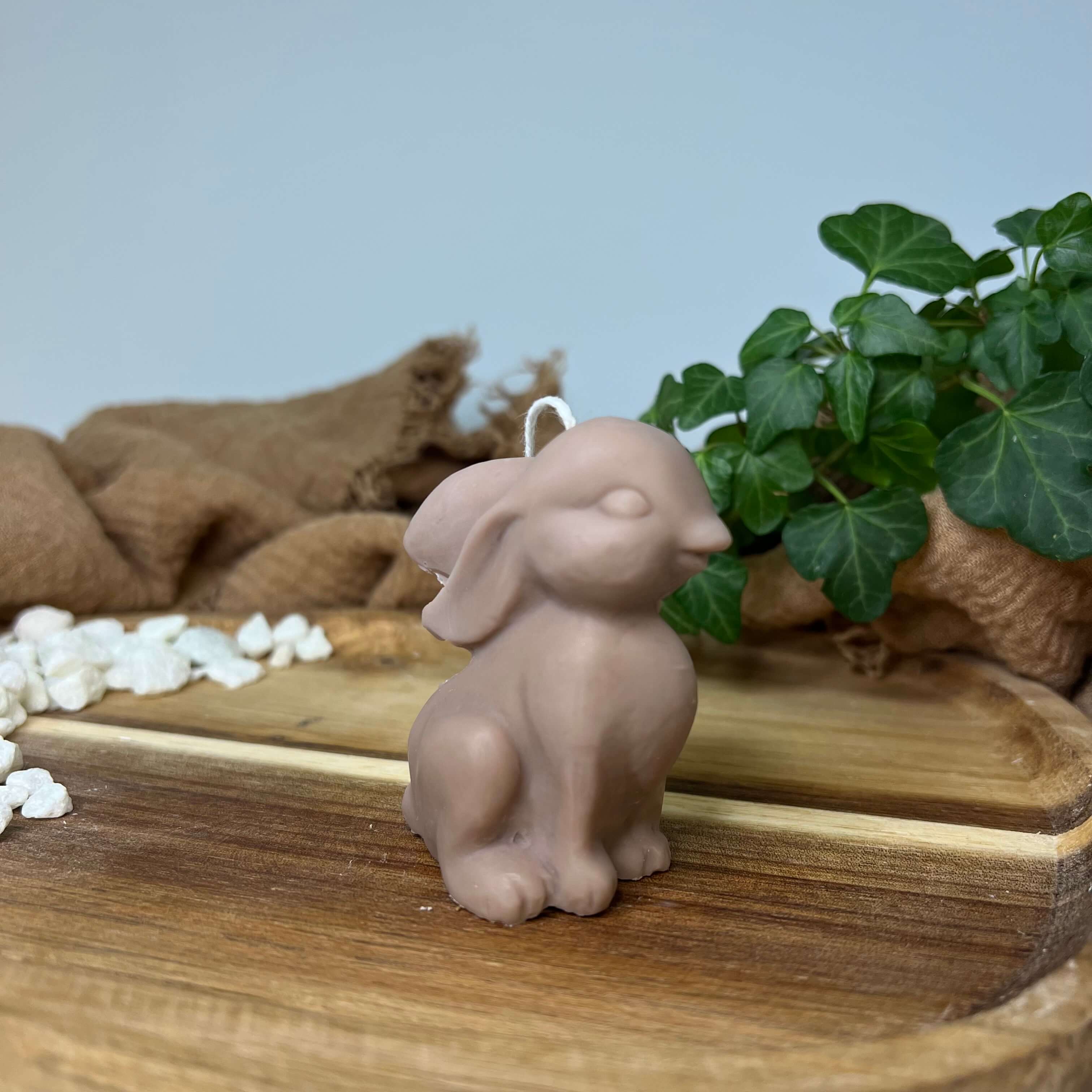 Auf diesem Bild sieht man unsere Sitting Bunny Zenlight Kerze. Sie ist handgemacht aus nachhaltigem Sojawachs. Diese Kerze ist vegan und umweltfreundlich. In der Farbe Braun.