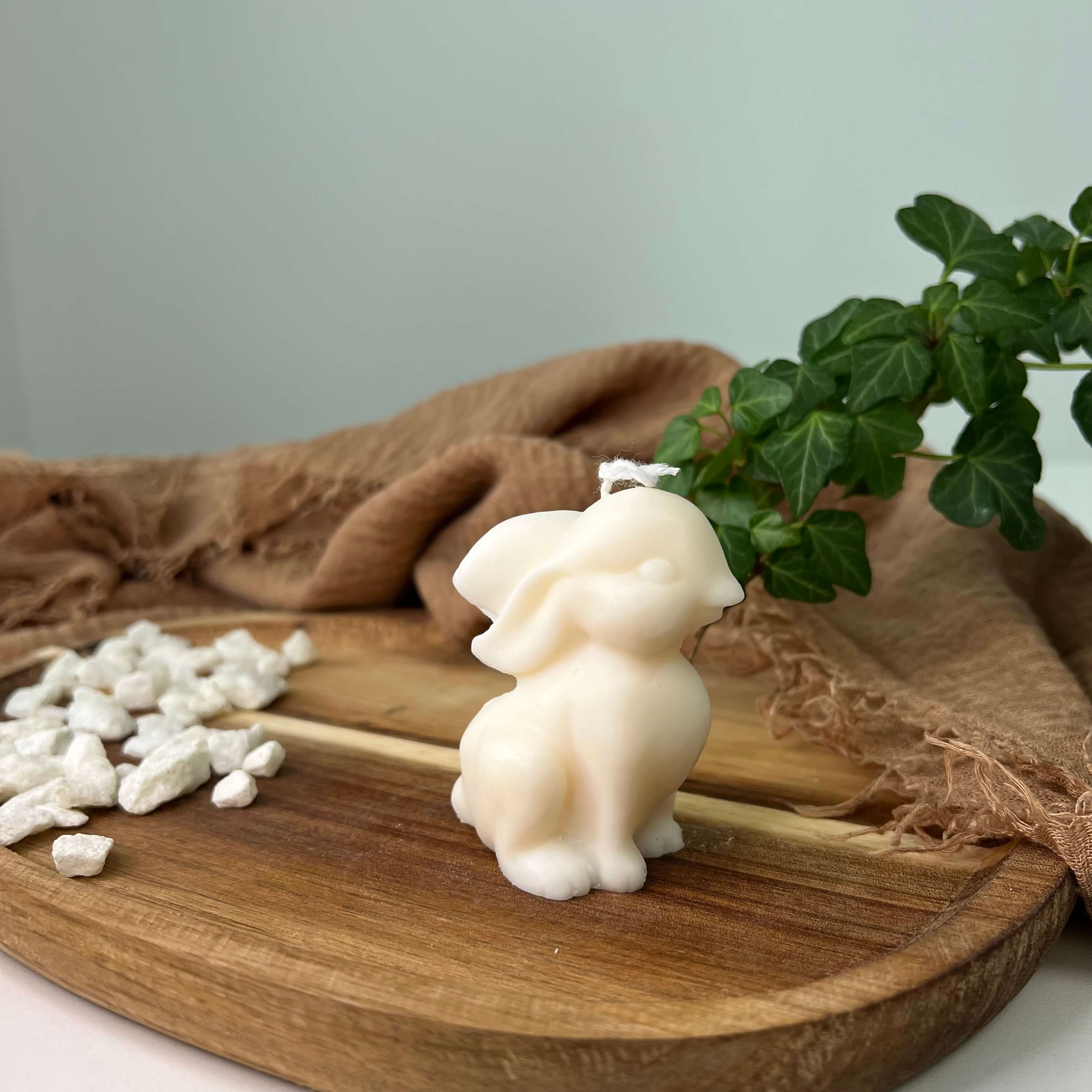 Hier sieht man die Sitting Bunny Zenlight Kerze. Diese Hasen Kerze ist in verschiedenen Düften erhältlich. Der Duft ist angenehm, entspannend und beruhigend.