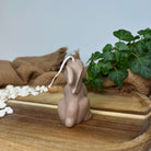 Die Hasen Kerze Sitting Bunny Zenlight ist einzigartig und elegant. Mit ihrem stilvollen Design passt sie in jedes Zuhause, ein wahres Unikat. In Braun.
