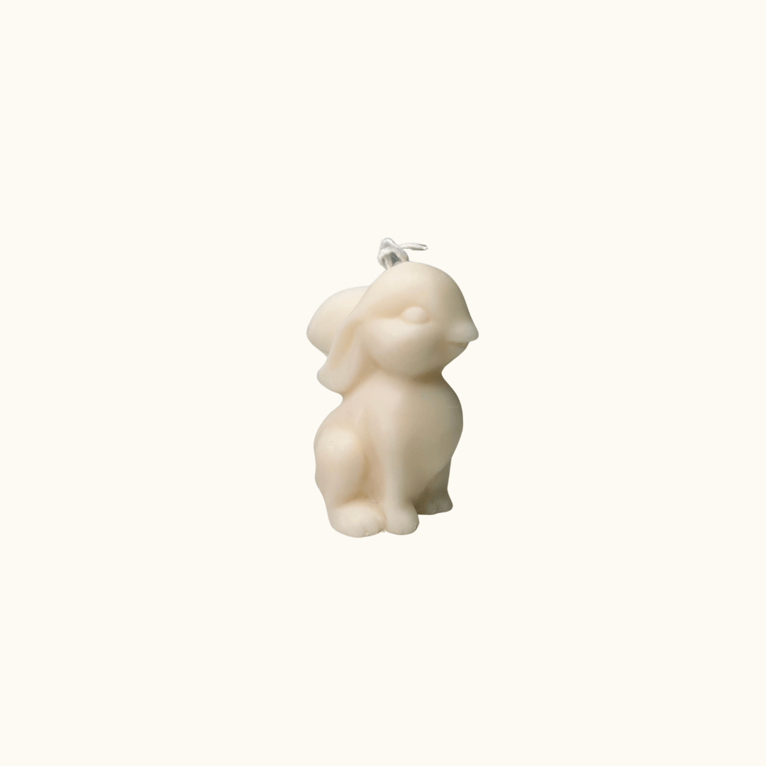 Auf diesem Bild sieht man unsere Sitting Bunny Zenlight Kerze. Sie ist handgemacht aus nachhaltigem Sojawachs. Diese Kerze ist vegan und umweltfreundlich.